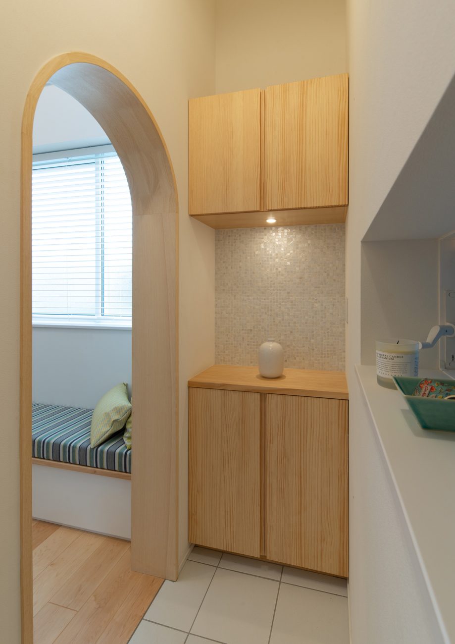 室内への入口がアーチ壁になっている、木の棚がある玄関・デザイン住宅 注文住宅・デザイン住宅建築実例_『CASE641 だんだん』_玄関