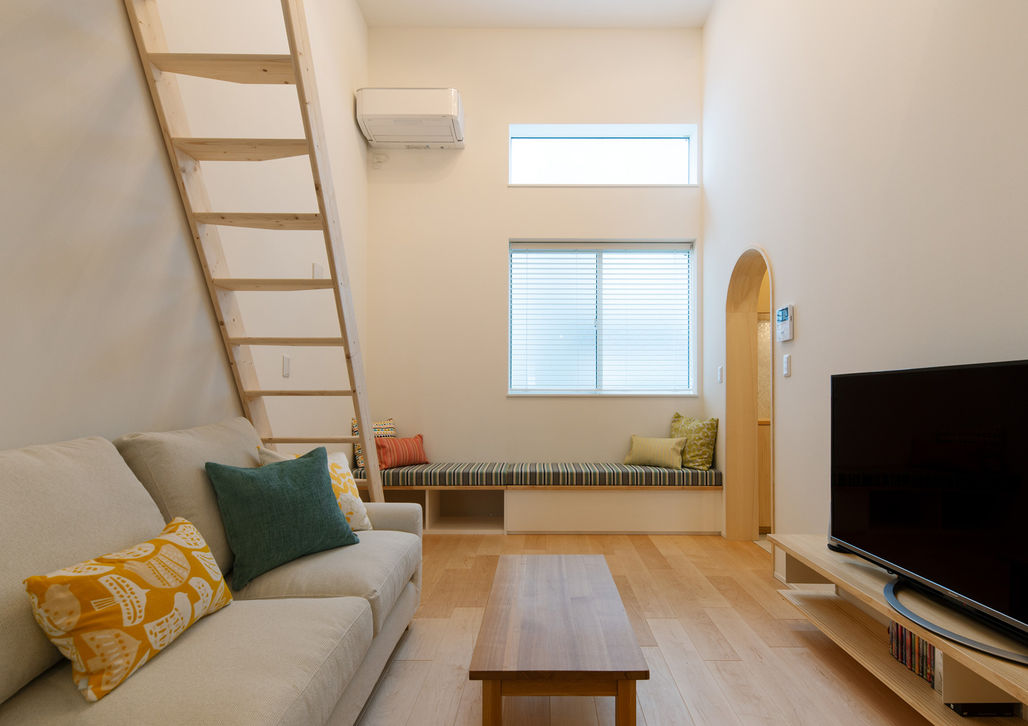 壁際に造作ベンチがある、リビングイン階段のあるLDK・デザイン住宅 注文住宅・デザイン住宅建築実例_『CASE641 だんだん』_LDK