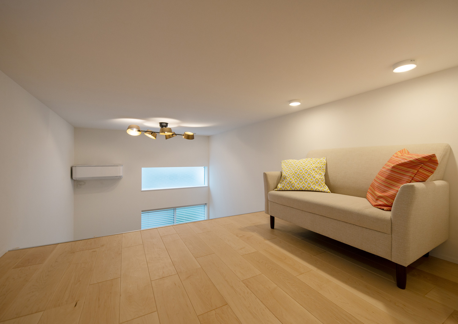 ソファーが置かれたフローリングのロフト・デザイン住宅 注文住宅・デザイン住宅建築実例_『CASE641 だんだん』_LDK