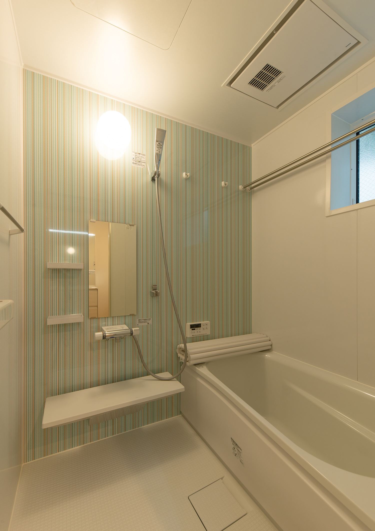 ストライブ柄のアクセントクロスを設けた浴室・デザイン住宅 注文住宅・デザイン住宅建築実例_『CASE641 だんだん』_浴室・洗面所