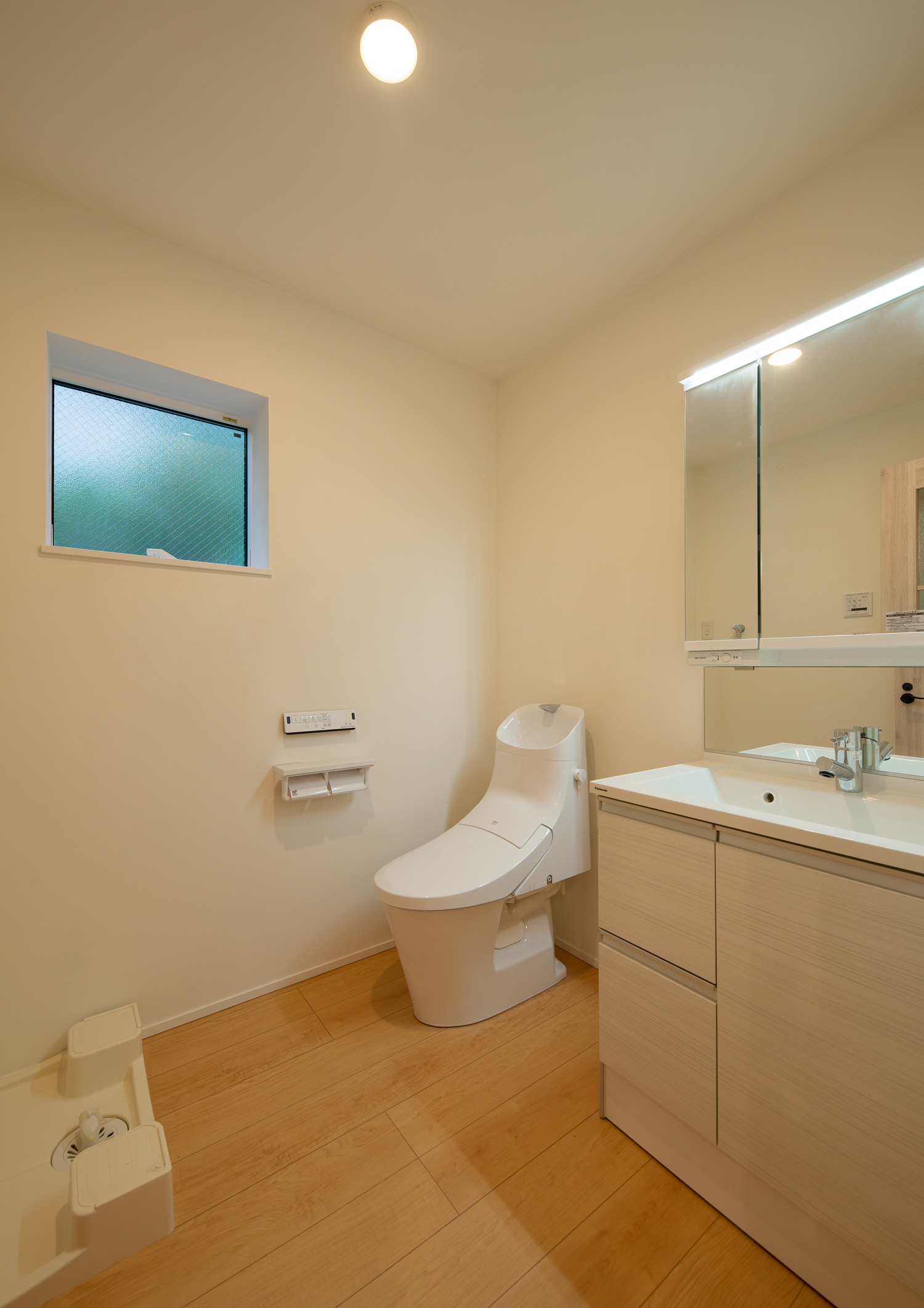 洗面台の隣に設けられたトイレ・デザイン住宅 注文住宅・デザイン住宅建築実例_『CASE641 だんだん』_浴室・洗面所