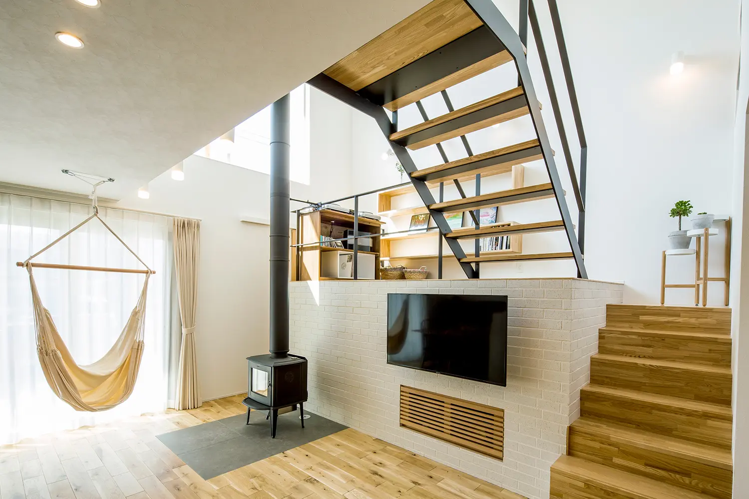 ハンモックのあるメインリビングとスキップフロアのセカンドリビング