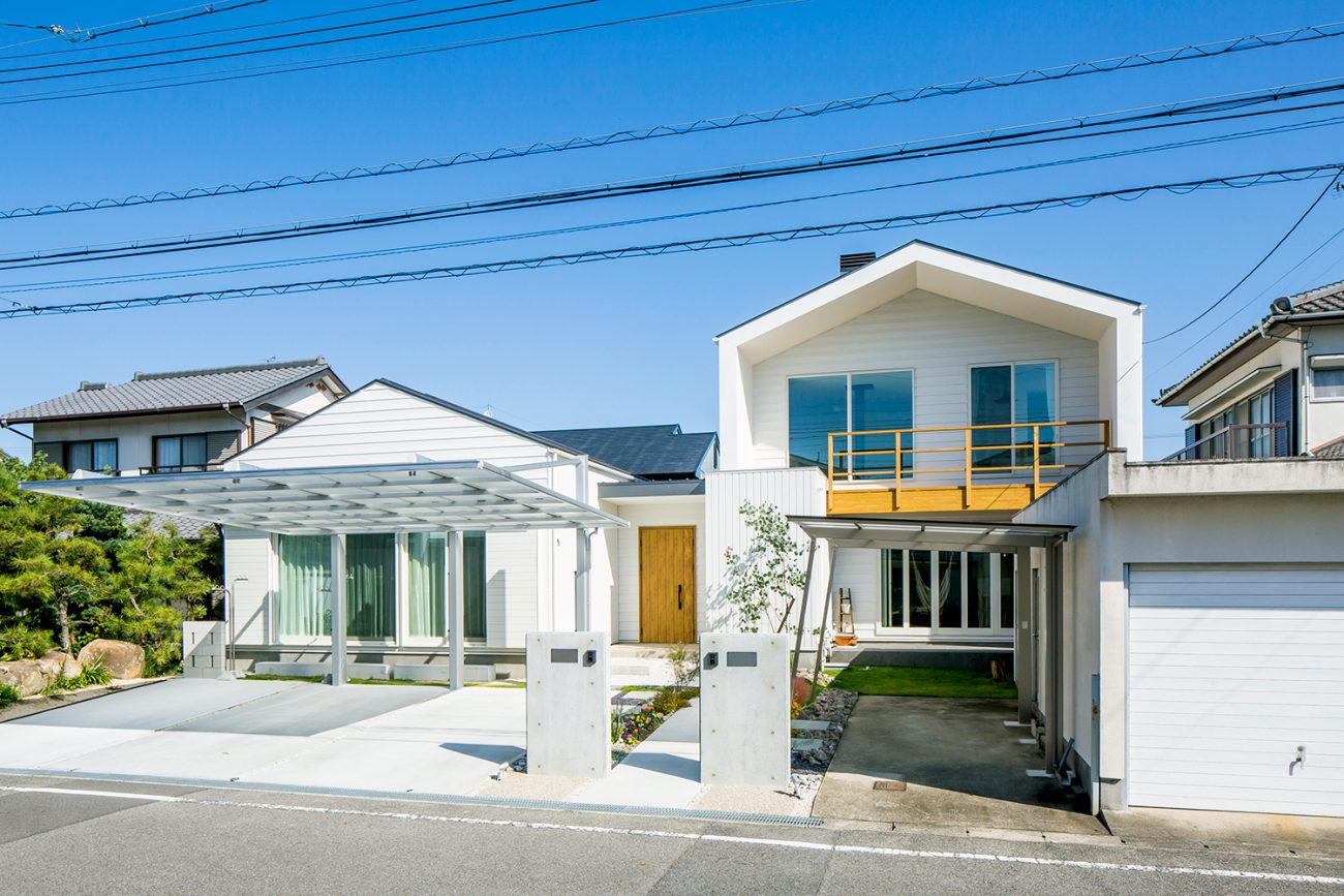 注文住宅『CASE635 三角屋根でつながる家』の建築実例・施⼯例の写真・建物外観全体 注文住宅・デザイン住宅建築実例_『CASE635 三角屋根でつながる家』_外観