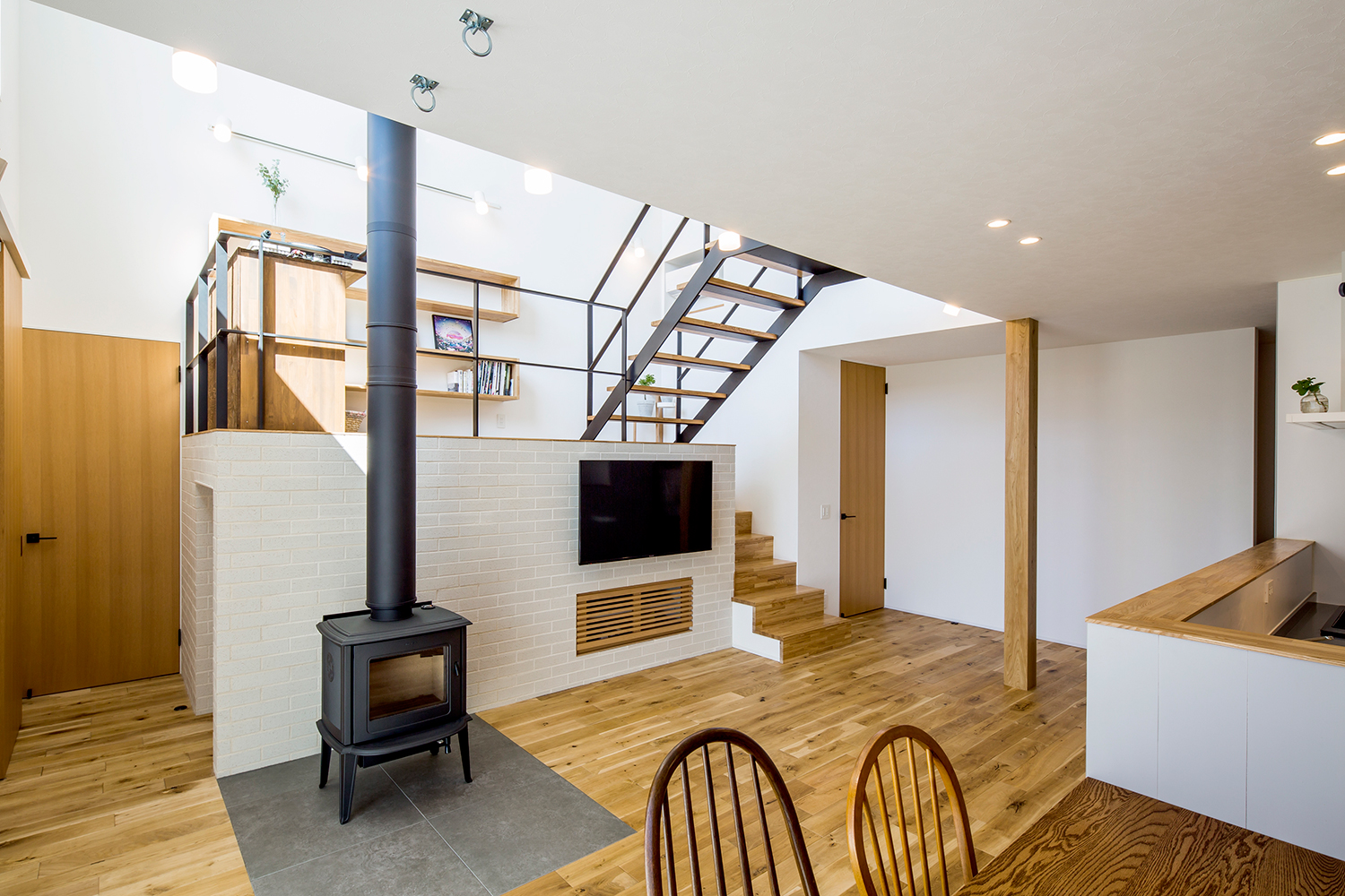 薪ストーブとスキップフロアがあるフローリングのLDK・デザイン住宅 注文住宅・デザイン住宅建築実例_『CASE635 三角屋根でつながる家』_LDK