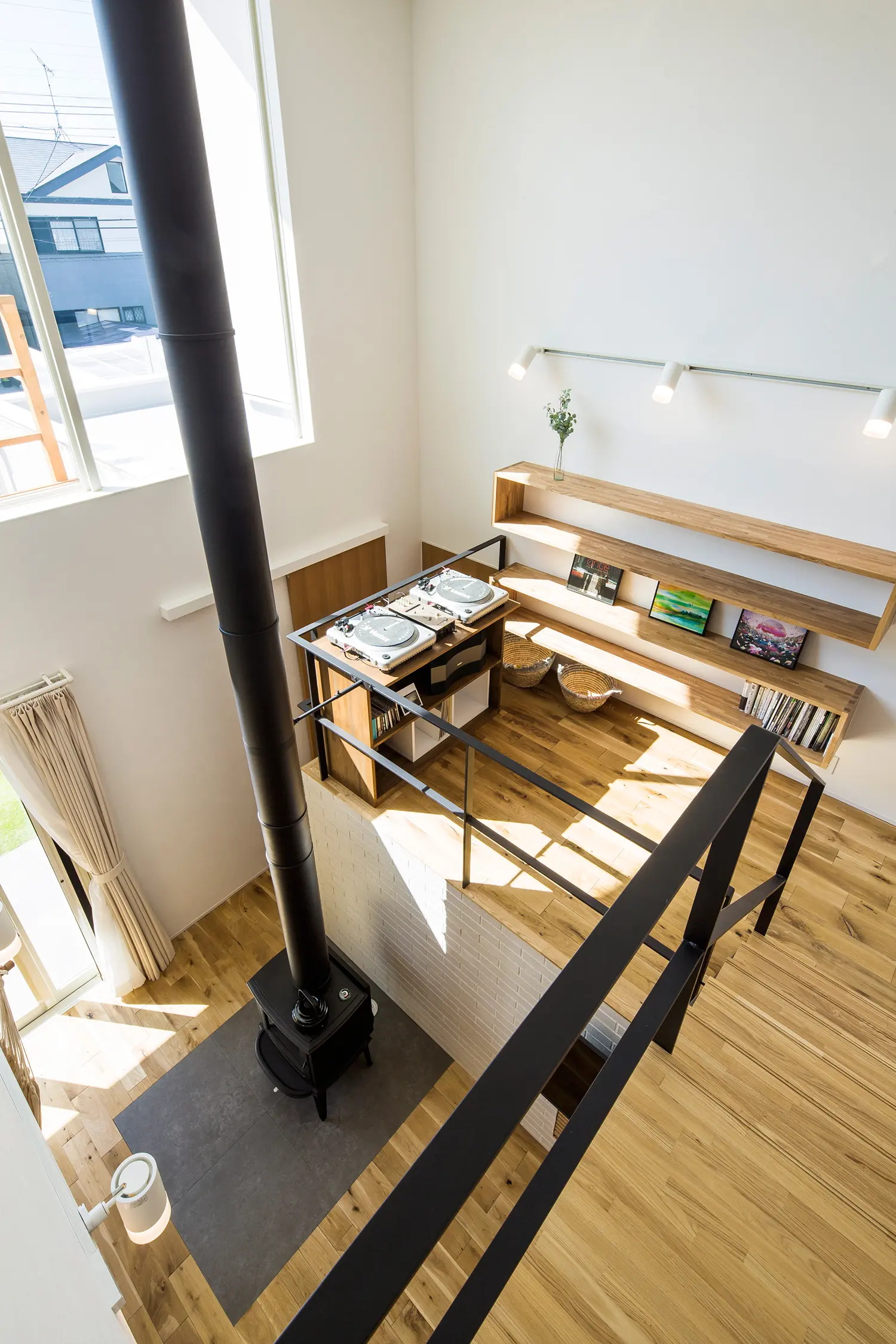 DJブースを設けたスキップフロアのセカンドリビング