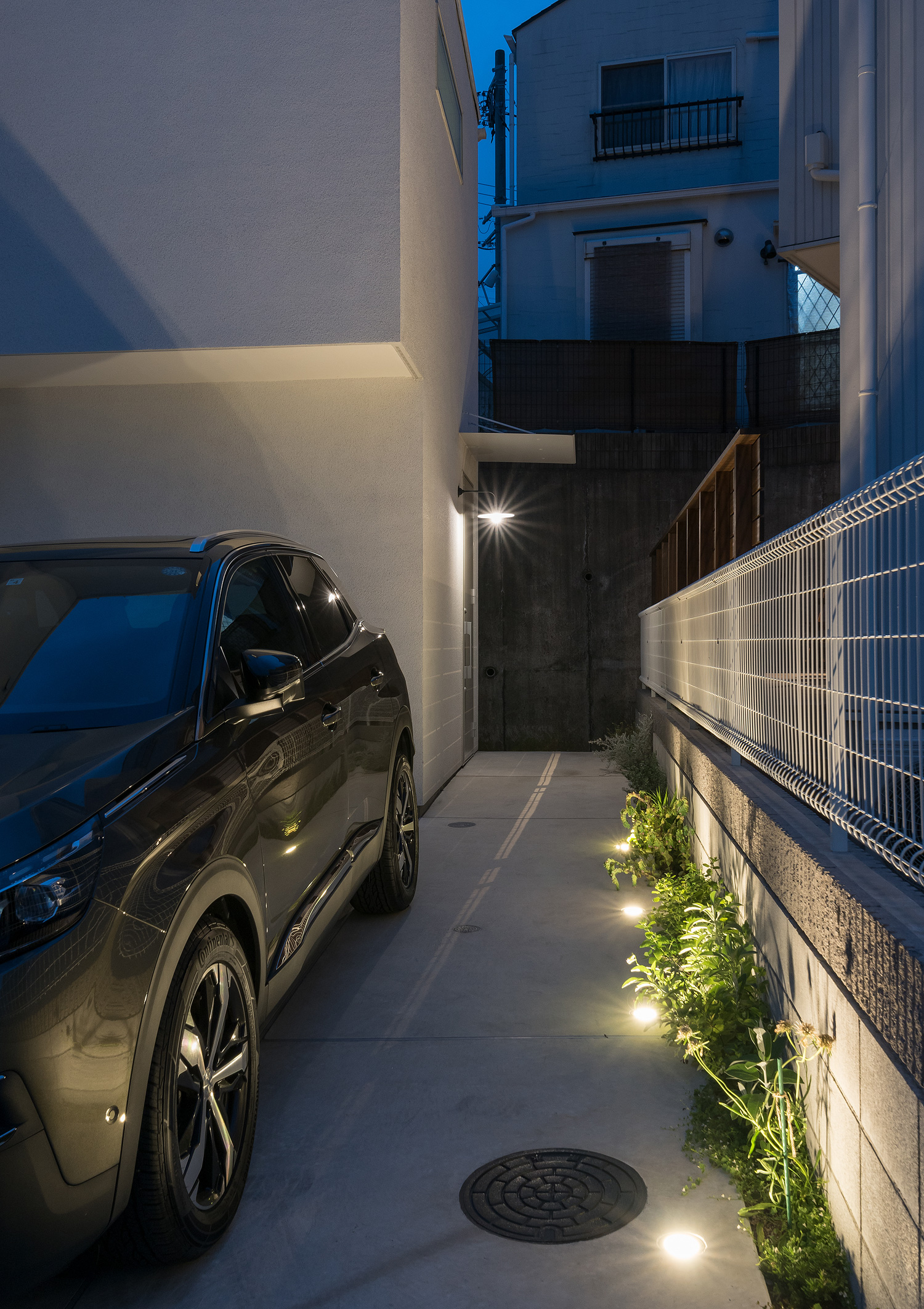 ブロック塀に沿って地面に照明が埋め込まれたアプローチ・デザイン住宅 注文住宅・デザイン住宅建築実例_『CASE642 優×和』_外観