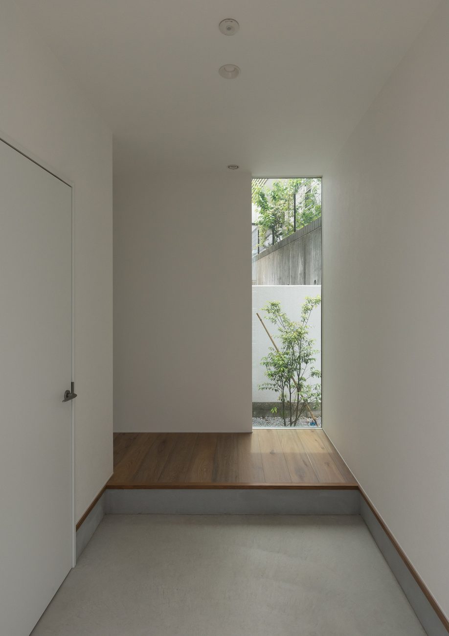 正面に植栽が見えるスリット窓がある玄関・デザイン住宅 注文住宅・デザイン住宅建築実例_『CASE642 優×和』_玄関