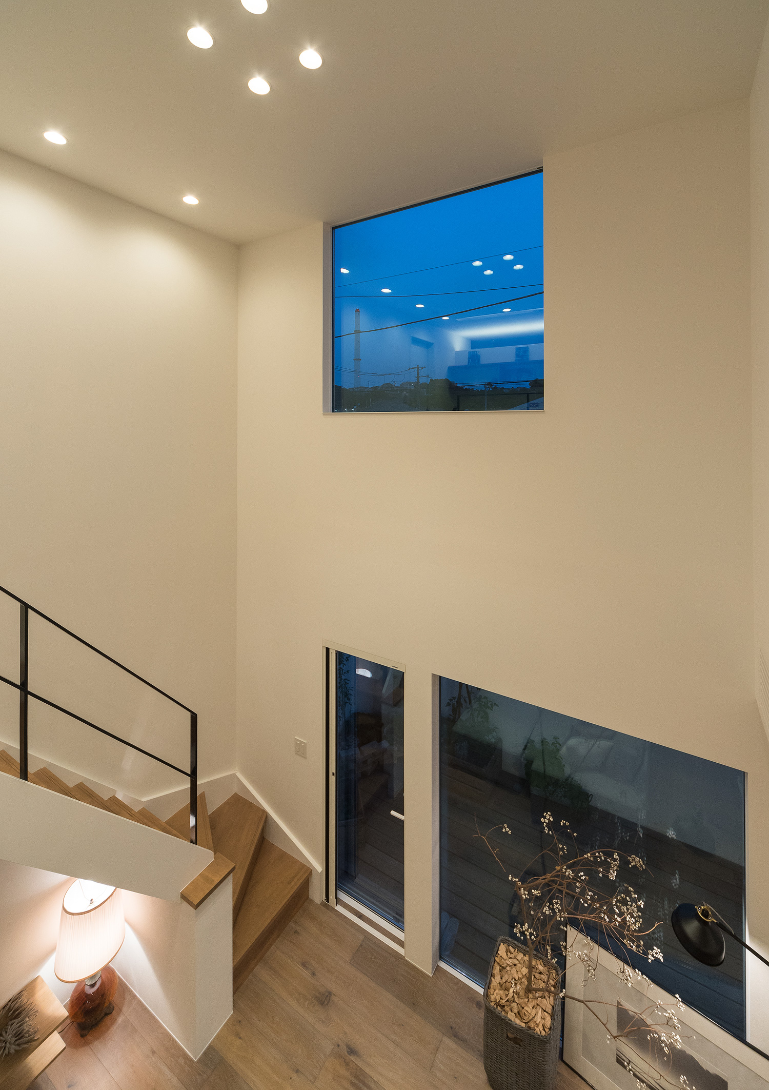 天井のダウンライトによって吹き抜け全体が照らされたLDK・デザイン住宅 注文住宅・デザイン住宅建築実例_『CASE642 優×和』_LDK