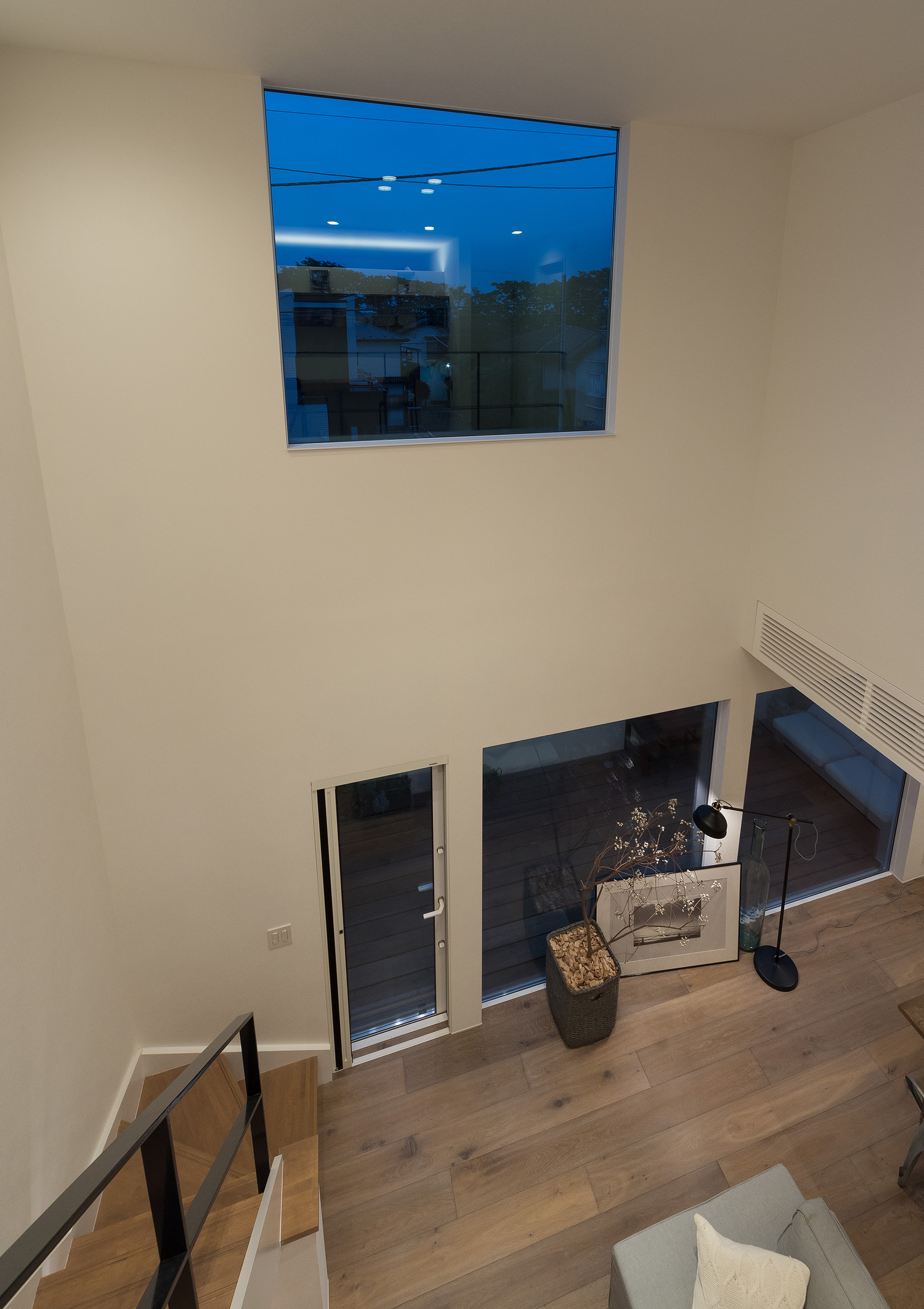 吹き抜け上部に大きな窓があるLDK・デザイン住宅 注文住宅・デザイン住宅建築実例_『CASE642 優×和』_LDK