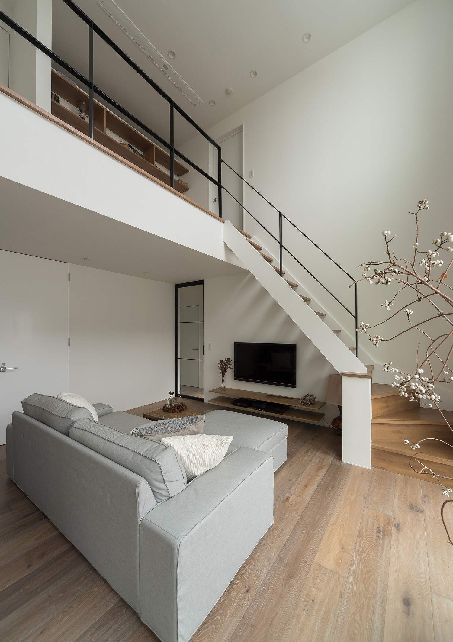 2階のワークスペースから家族の気配を感じられる