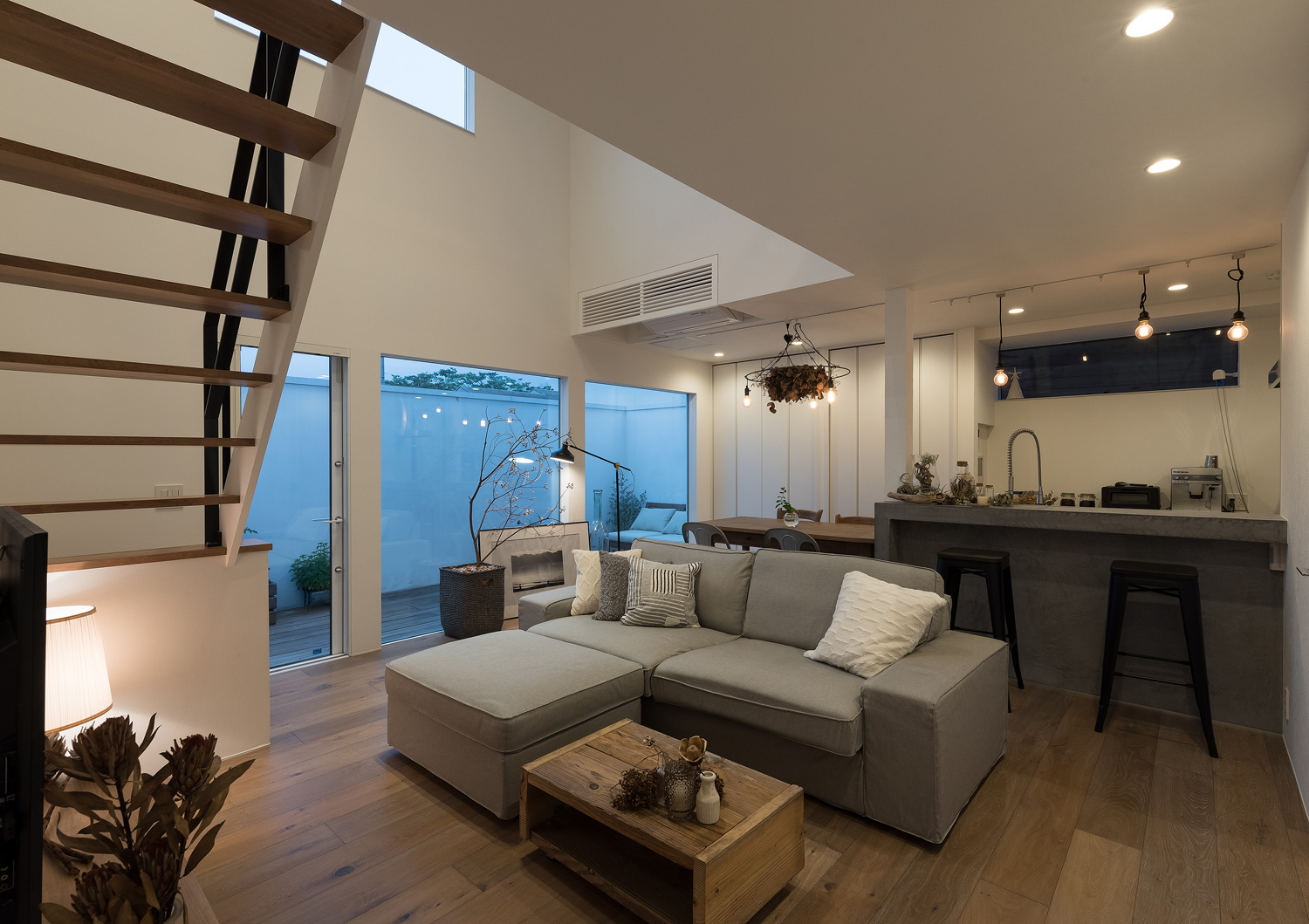 ダウンライトやペンダントライトに照らされたL字ソファーのあるLDK・デザイン住宅 注文住宅・デザイン住宅建築実例_『CASE642 優×和』_LDK