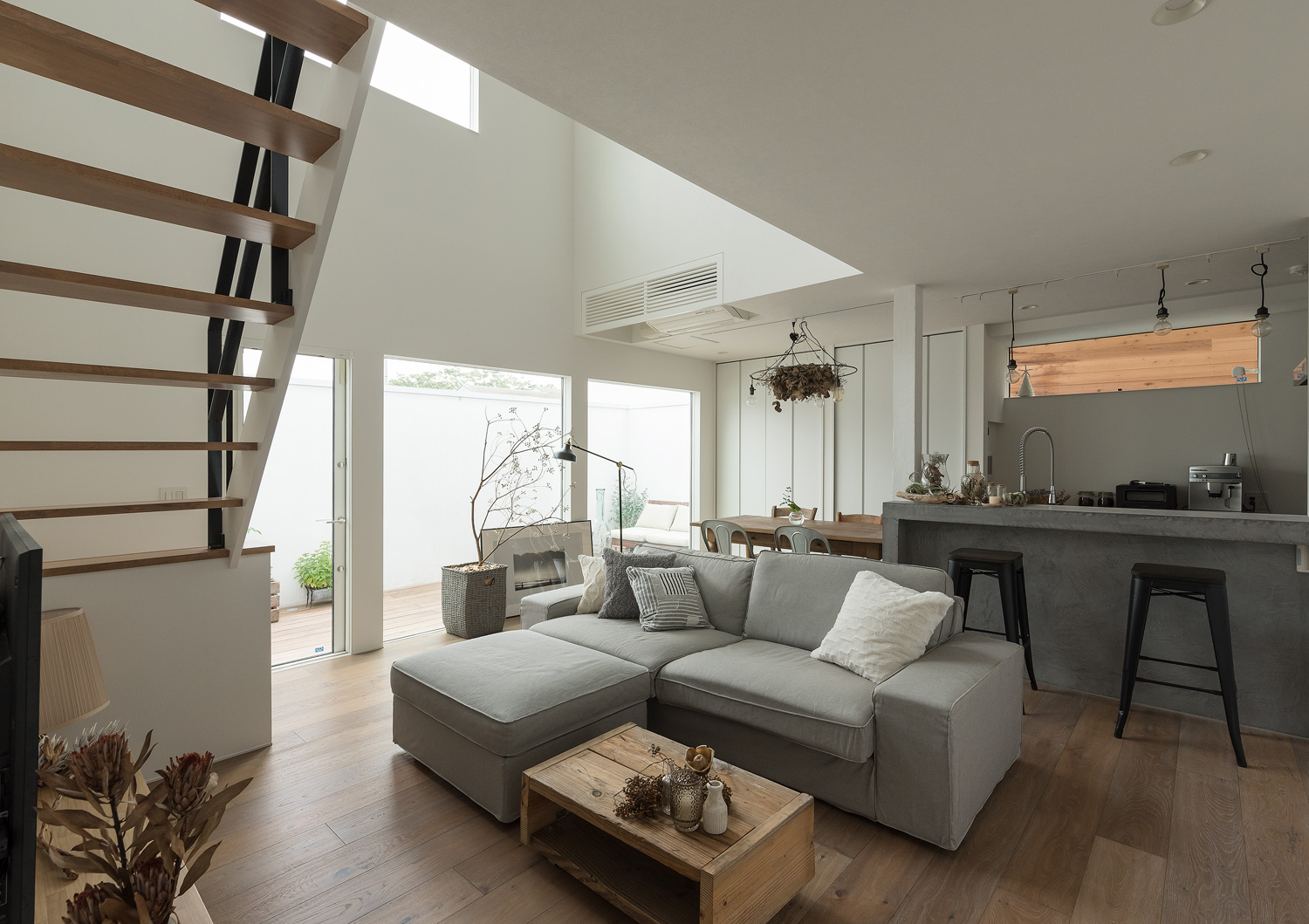 グレーのL字ソファーやリビングイン階段がある吹き抜けのLDK・デザイン住宅 注文住宅・デザイン住宅建築実例_『CASE642 優×和』_LDK