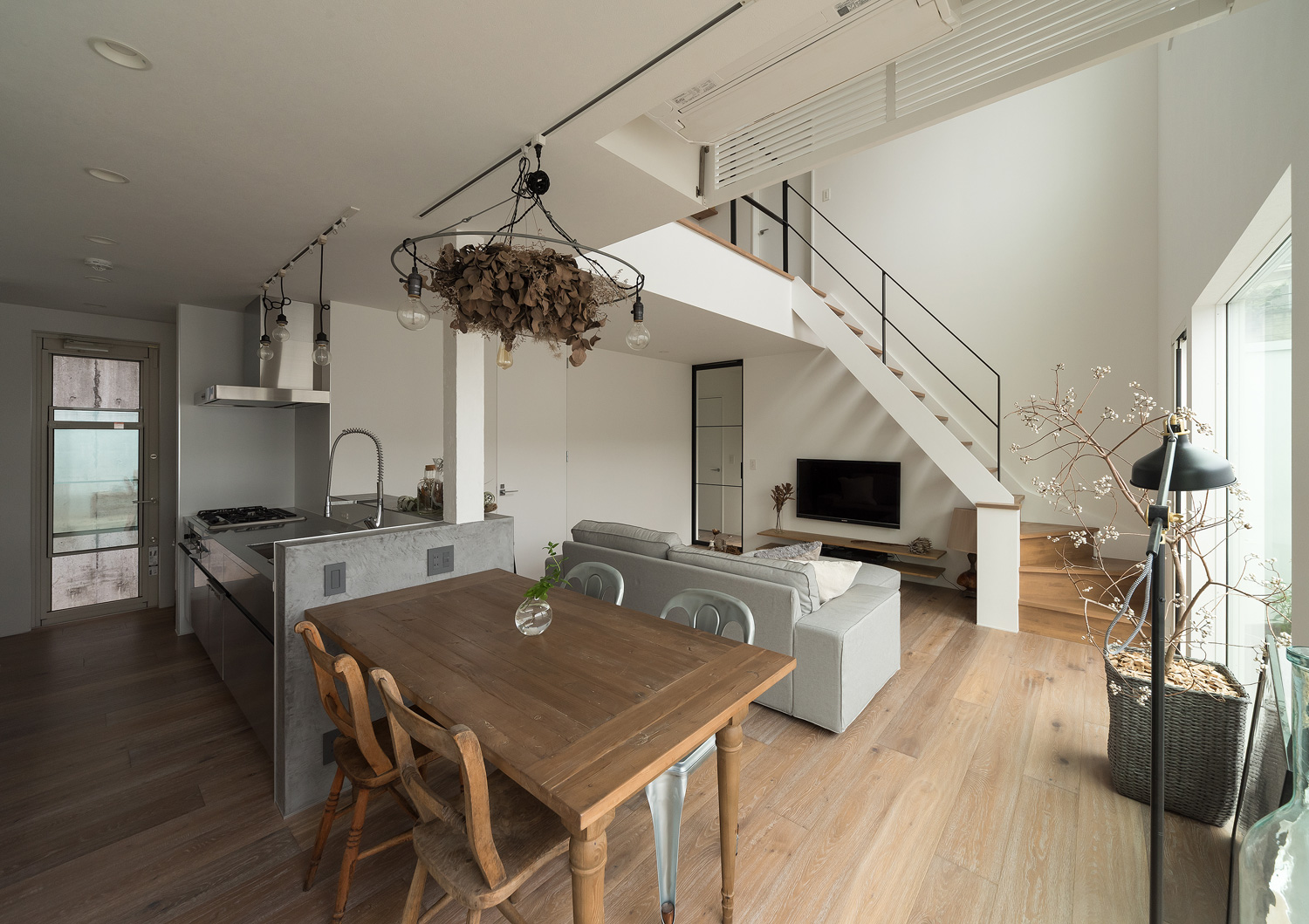 四人掛けの木のテーブルやリビングイン階段がある吹き抜けのLDK・デザイン住宅 注文住宅・デザイン住宅建築実例_『CASE642 優×和』_LDK