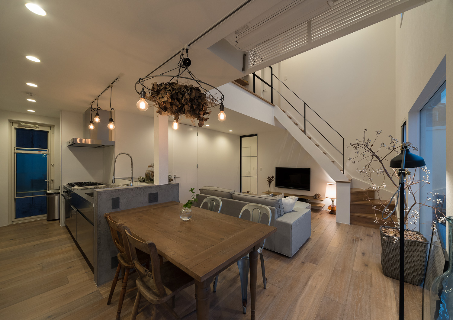 ダウンライトやペンダントライトに照らされた木のダイニングテーブルがあるLDK・デザイン住宅 注文住宅・デザイン住宅建築実例_『CASE642 優×和』_LDK