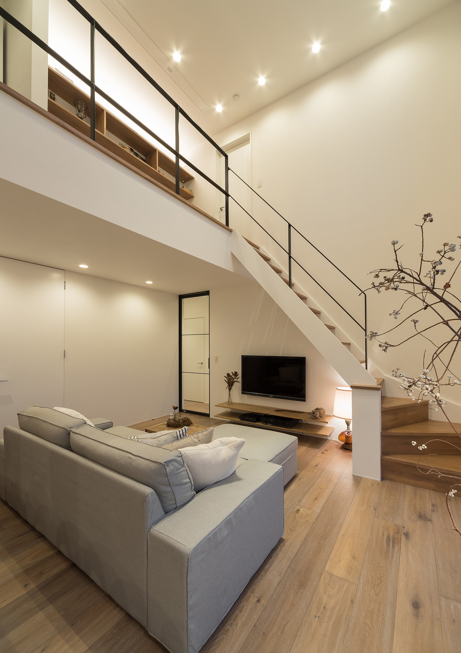 吹き抜けの天井にダウンライトが取り付けられたLDK・デザイン住宅 注文住宅・デザイン住宅建築実例_『CASE642 優×和』_LDK