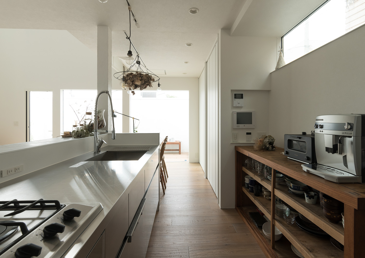 ダイニングテーブルと横並びになったステンレスのペニンシュラキッチン・デザイン住宅 注文住宅・デザイン住宅建築実例_『CASE642 優×和』_キッチン