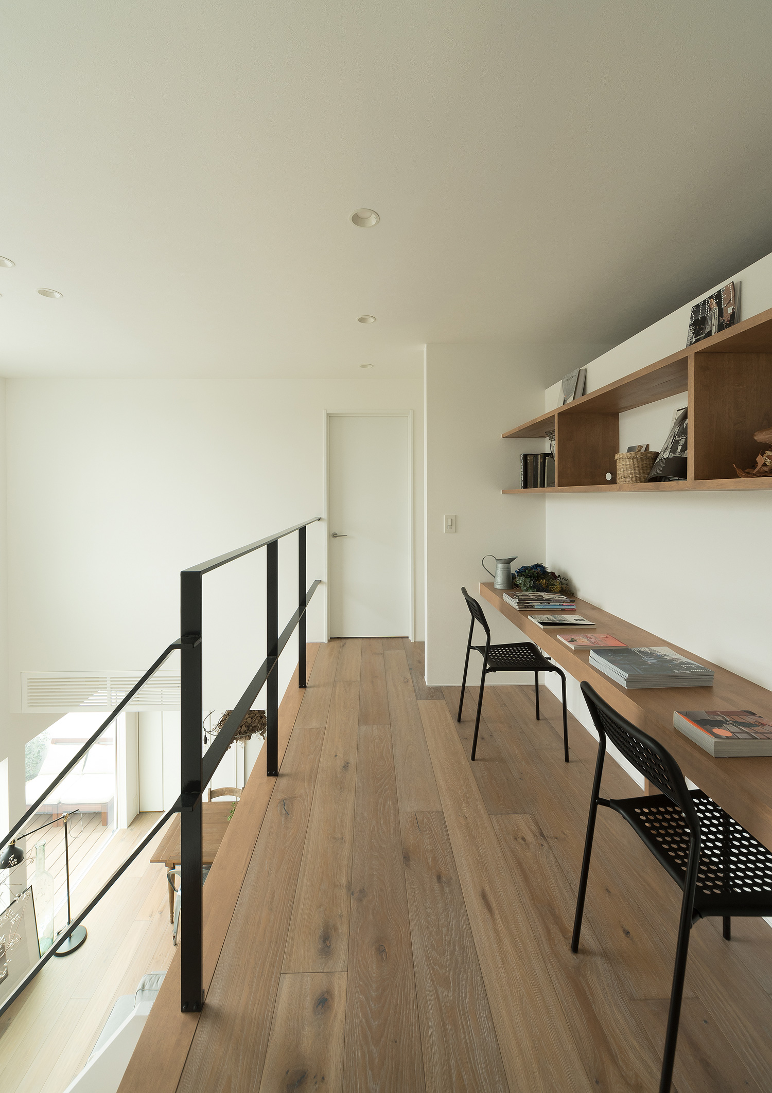 吹き抜けに面した廊下にある壁付けデスク・デザイン住宅 注文住宅・デザイン住宅建築実例_『CASE642 優×和』_書斎