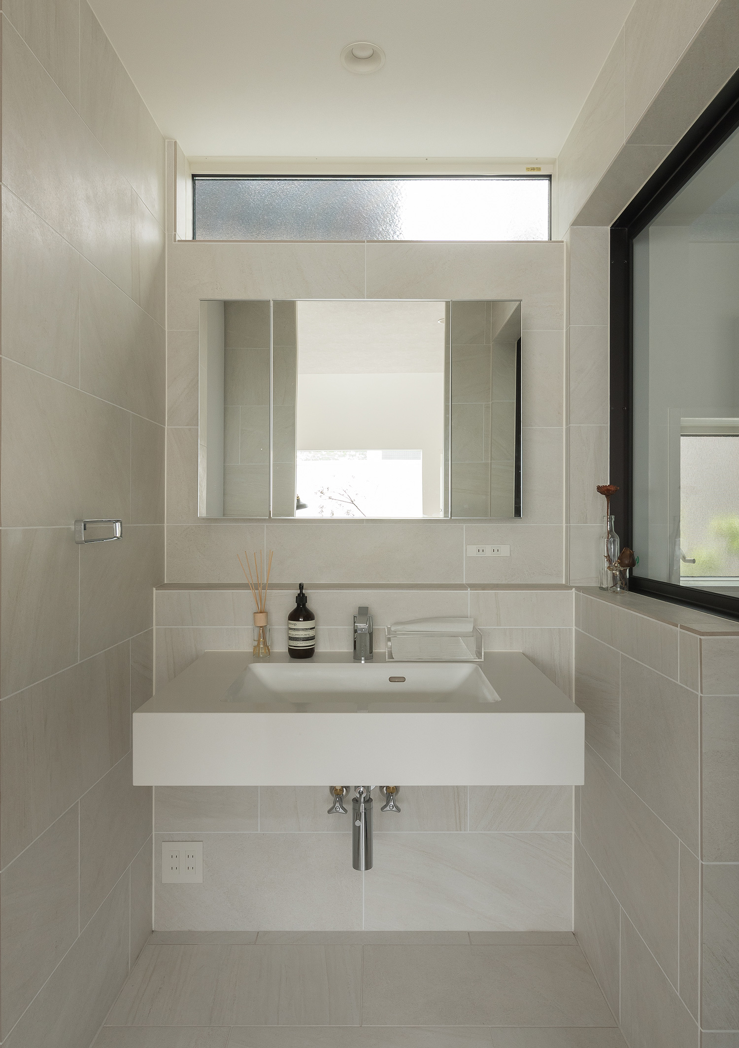 天井近くにスリット窓を設けた白いタイル壁の洗面所・デザイン住宅 注文住宅・デザイン住宅建築実例_『CASE642 優×和』_浴室・洗面所