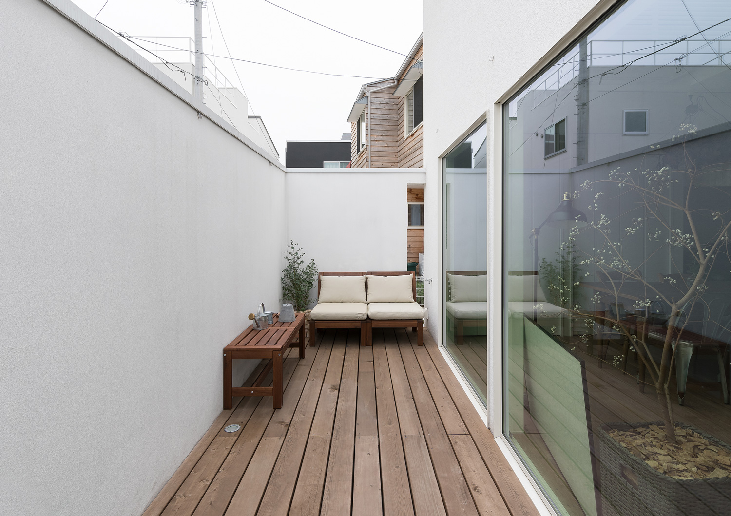 白い目隠し壁のあるウッドデッキのテラス・デザイン住宅 注文住宅・デザイン住宅建築実例_『CASE642 優×和』_テラス・バルコニー