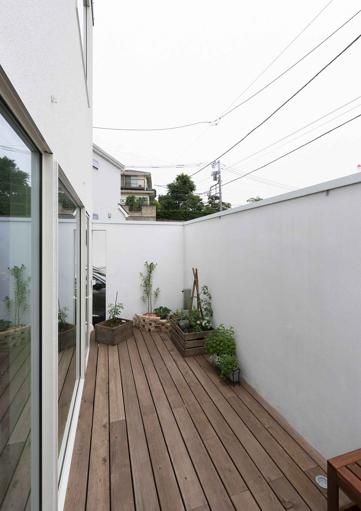 ガーデニングが出来るウッドデッキのテラス・デザイン住宅 注文住宅・デザイン住宅建築実例_『CASE642 優×和』_テラス・バルコニー