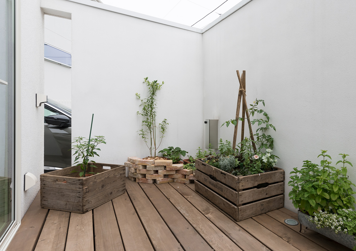 目隠し壁にスリットを設けた、観賞植物が置かれたウッドデッキのテラス・デザイン住宅 注文住宅・デザイン住宅建築実例_『CASE642 優×和』_テラス・バルコニー