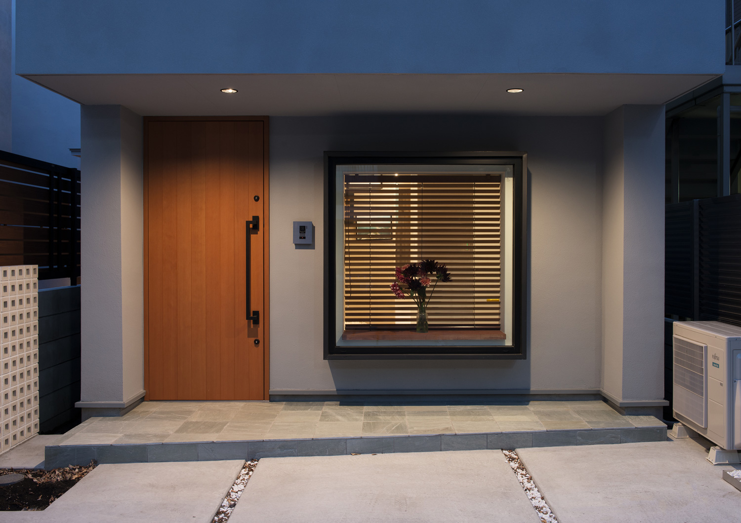 軒にダウンライトが取り付けられた、玄関ポーチ・デザイン住宅 注文住宅・デザイン住宅建築実例_『CASE643 だて窓のハウス』_外観