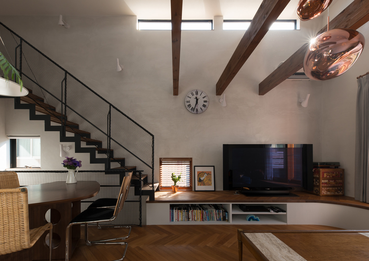 天井近くにスリット窓を設けた、リビングイン階段のある梁見せ天井のLDK・デザイン住宅 注文住宅・デザイン住宅建築実例_『CASE643 だて窓のハウス』_LDK
