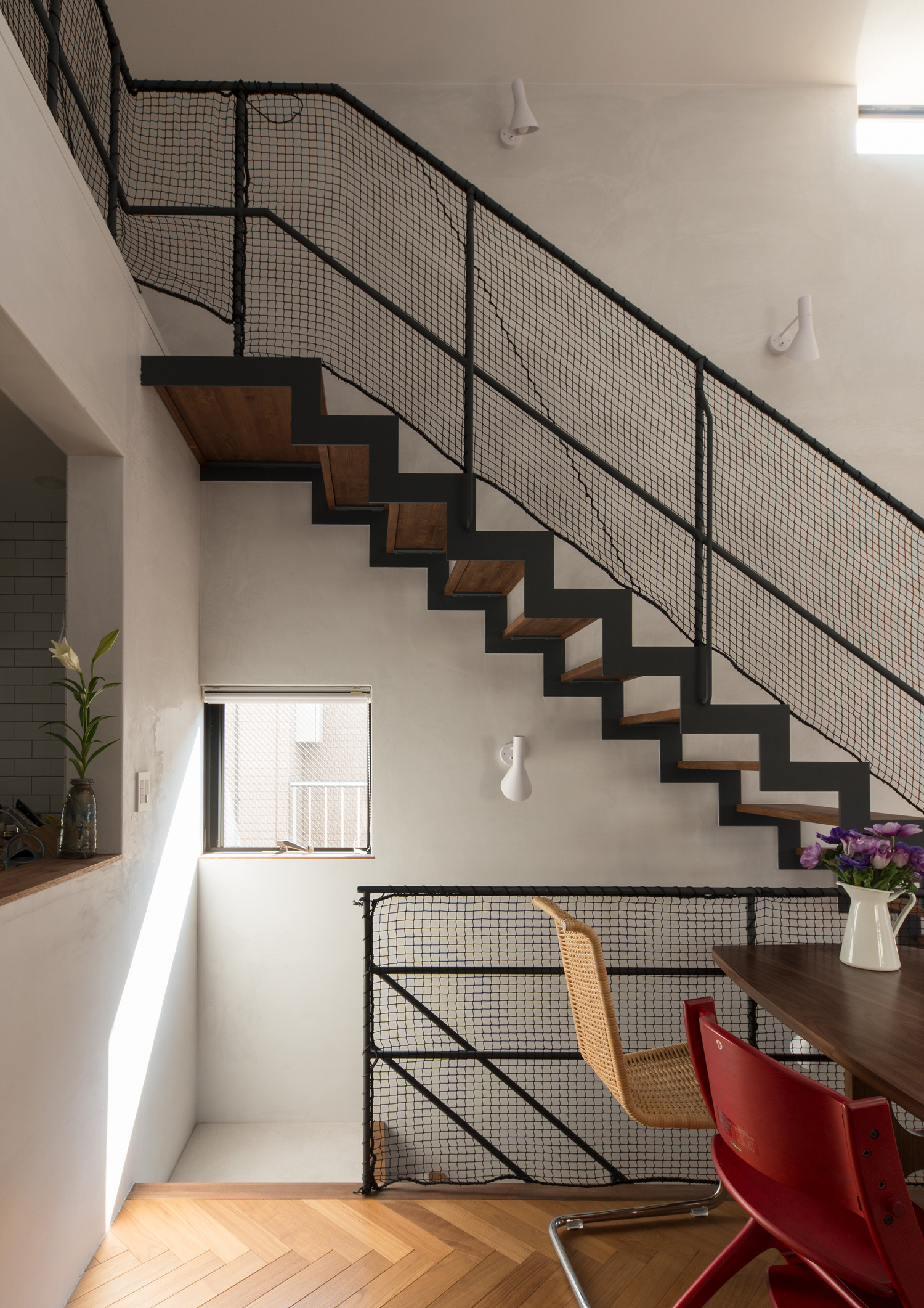 正方形の小窓から光が入るヘリンボーン柄の床のLDK・デザイン住宅 注文住宅・デザイン住宅建築実例_『CASE643 だて窓のハウス』_LDK