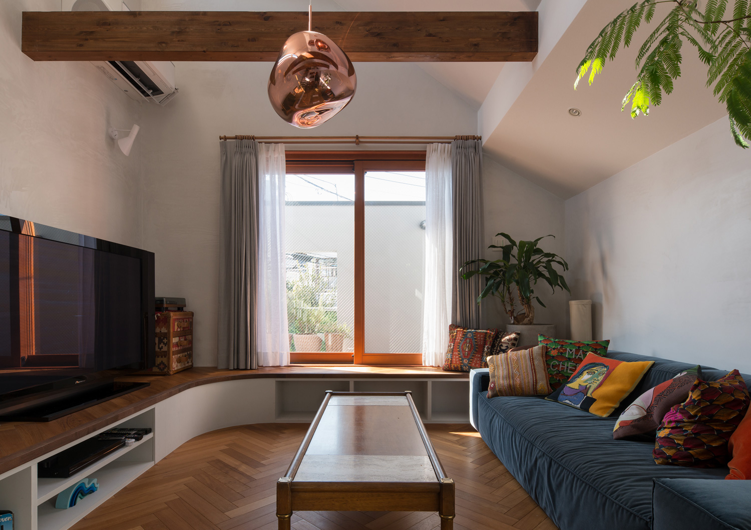 バルコニーに繋がる窓がある、梁見せ天井のLDK・デザイン住宅 注文住宅・デザイン住宅建築実例_『CASE643 だて窓のハウス』_LDK