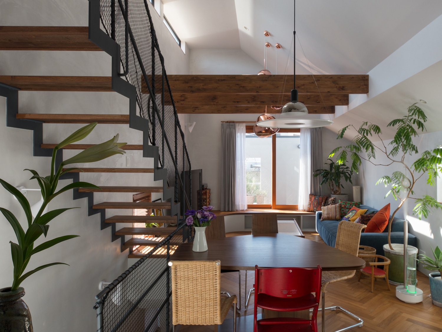 スケルトンのリビングイン階段がある、梁見せ天井のLDK・デザイン住宅 注文住宅・デザイン住宅建築実例_『CASE643 だて窓のハウス』_LDK