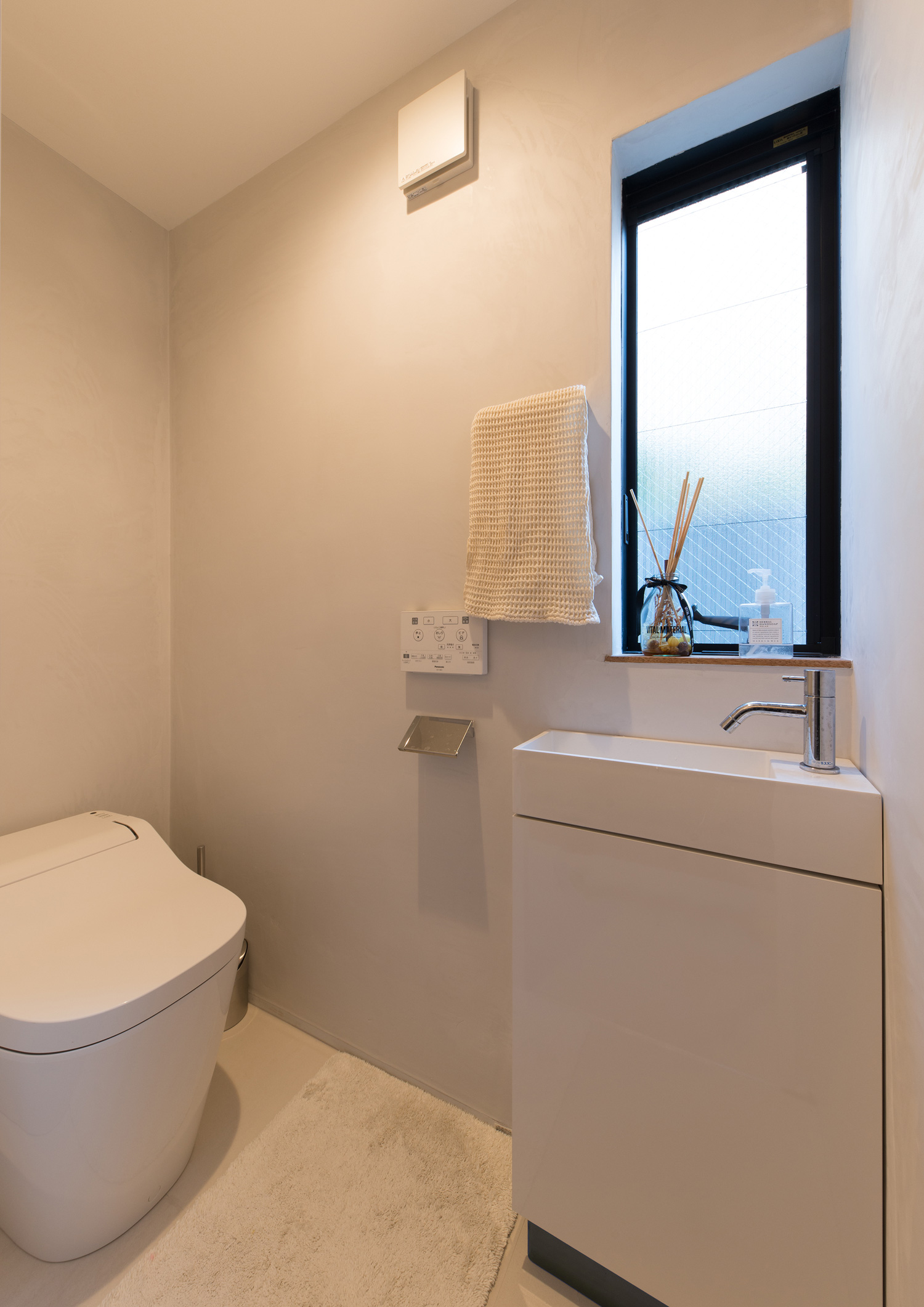 薄型手洗いがある、窓枠に小物を置いたトイレ。 注文住宅・デザイン住宅建築実例_『CASE643 だて窓のハウス』_トイレ