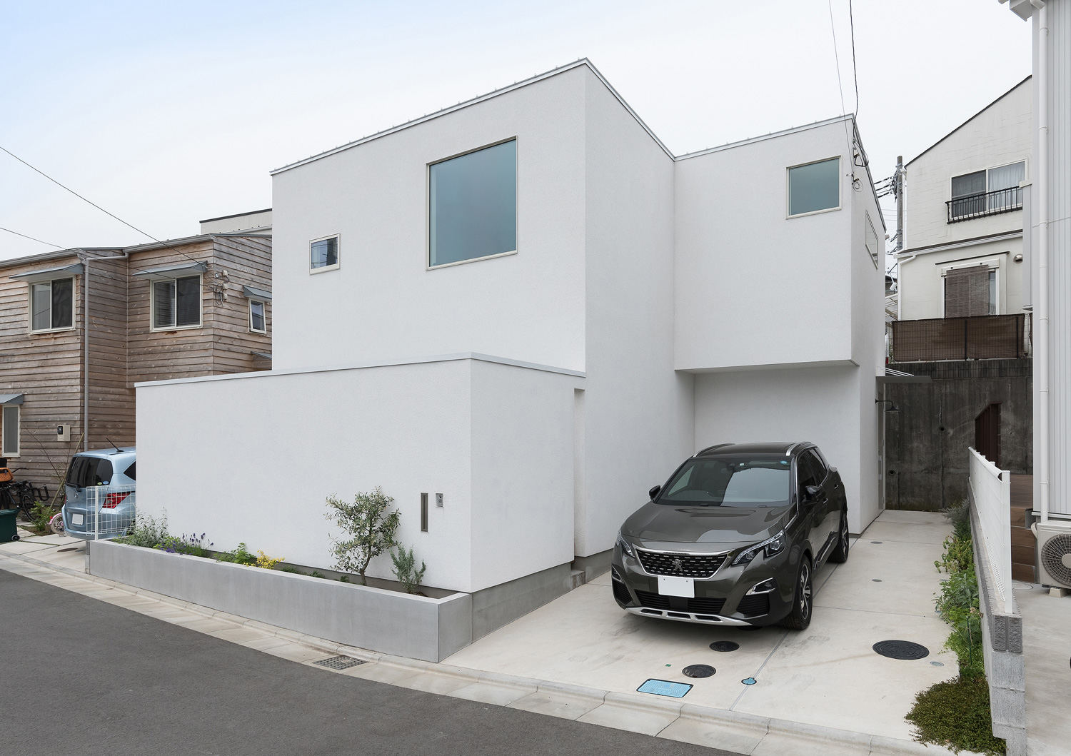 黒い車が一台止められた、大きな窓がある白い外壁の住宅・デザイン住宅 注文住宅・デザイン住宅建築実例_『CASE642 優×和』_外観