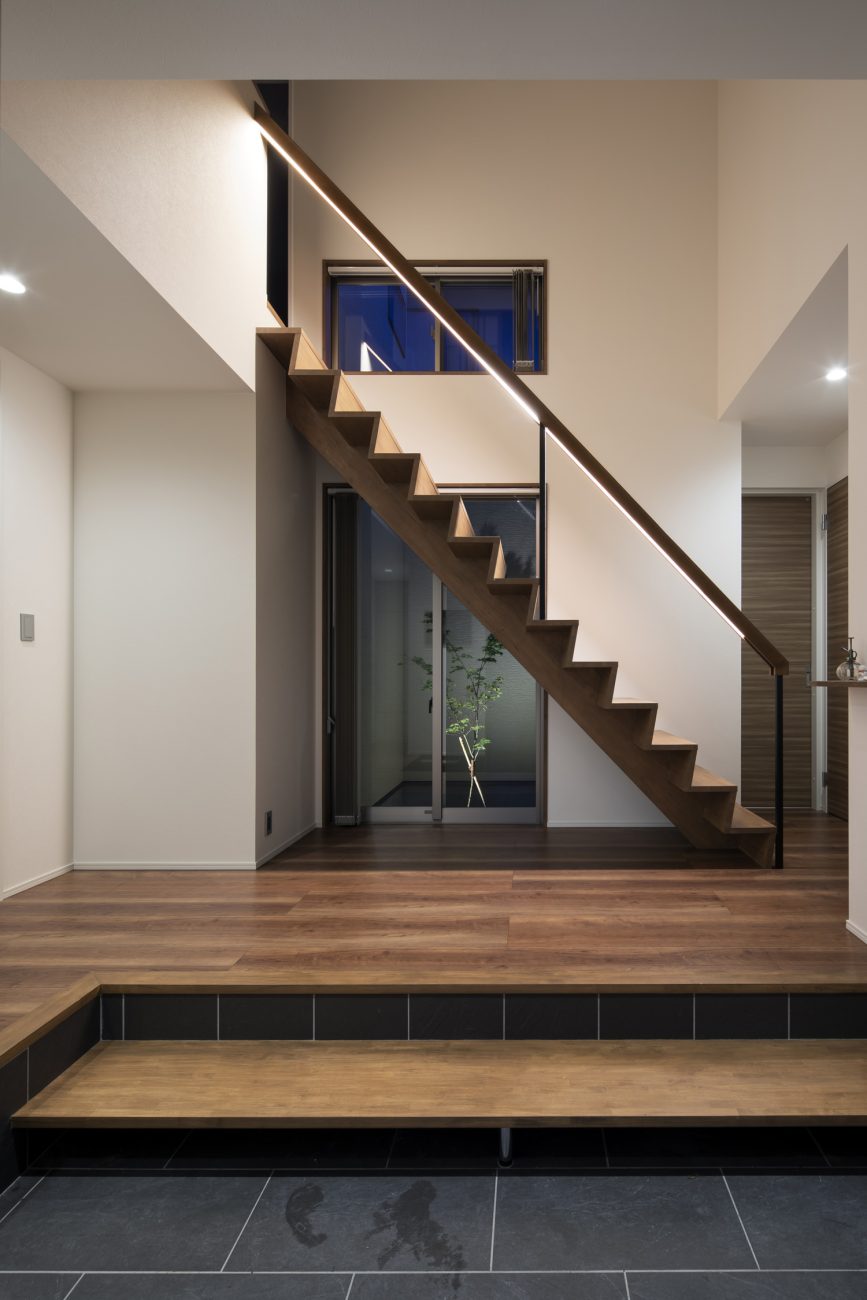 正面にスケルトン階段と植栽が見える窓がある玄関・デザイン住宅 注文住宅・デザイン住宅建築実例_『CASE644 Oasis』_玄関