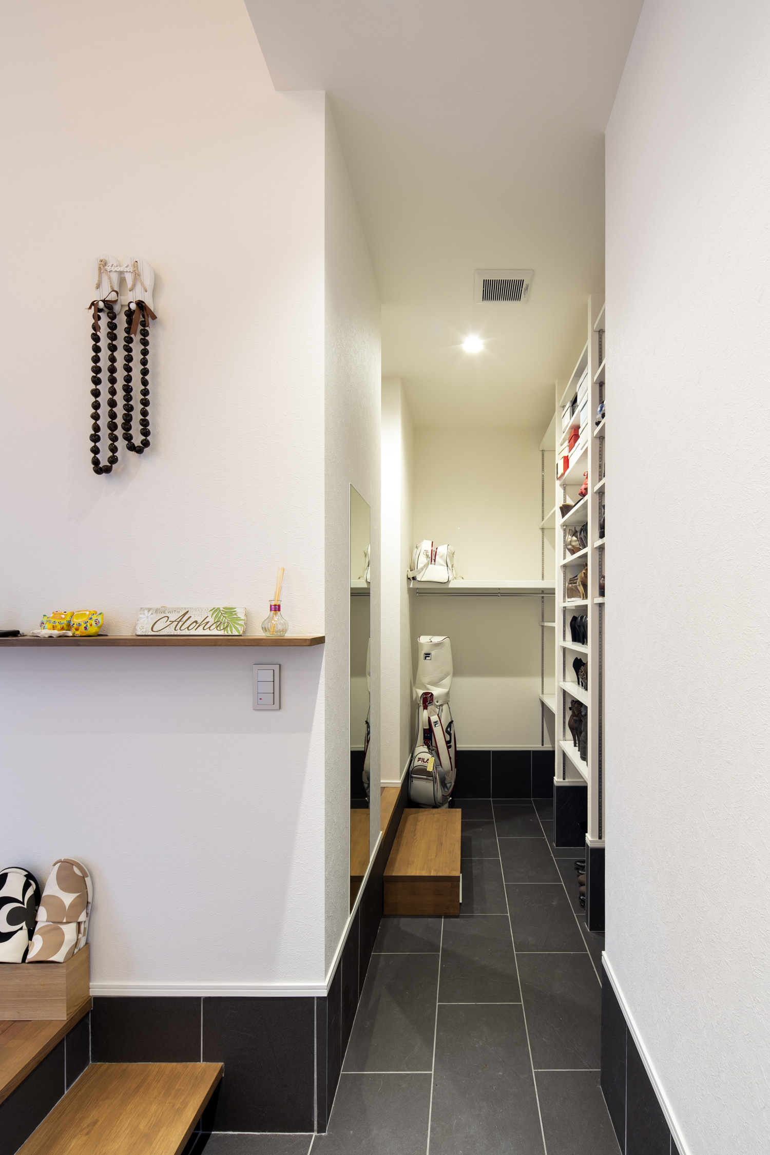 ゴルフバッグの収納も出来るウォークスルータイプのシューズインクローゼット・デザイン住宅 注文住宅・デザイン住宅建築実例_『CASE644 Oasis』_玄関