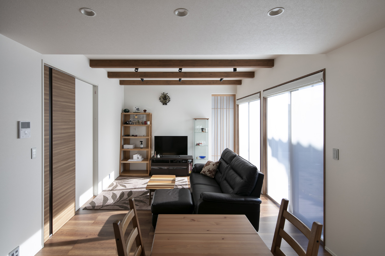 大きな窓から光が入る、ブラウンのインテリアを中心としたLDK・デザイン住宅 注文住宅・デザイン住宅建築実例_『CASE644 Oasis』_LDK