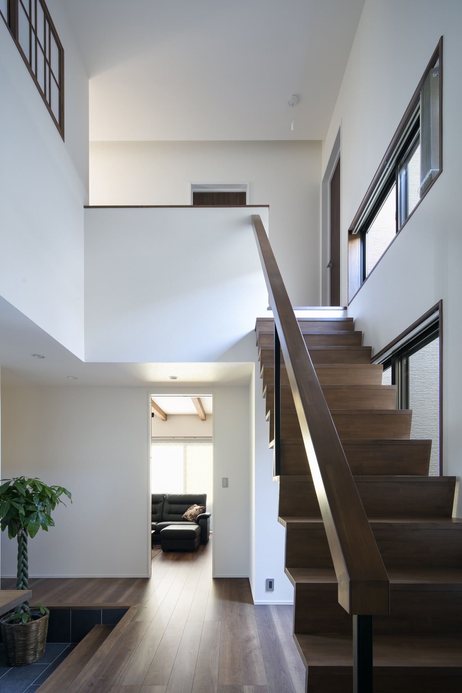 吹き抜けに設けられた木製のスケルトン階段・デザイン住宅 注文住宅・デザイン住宅建築実例_『CASE644 Oasis』_階段