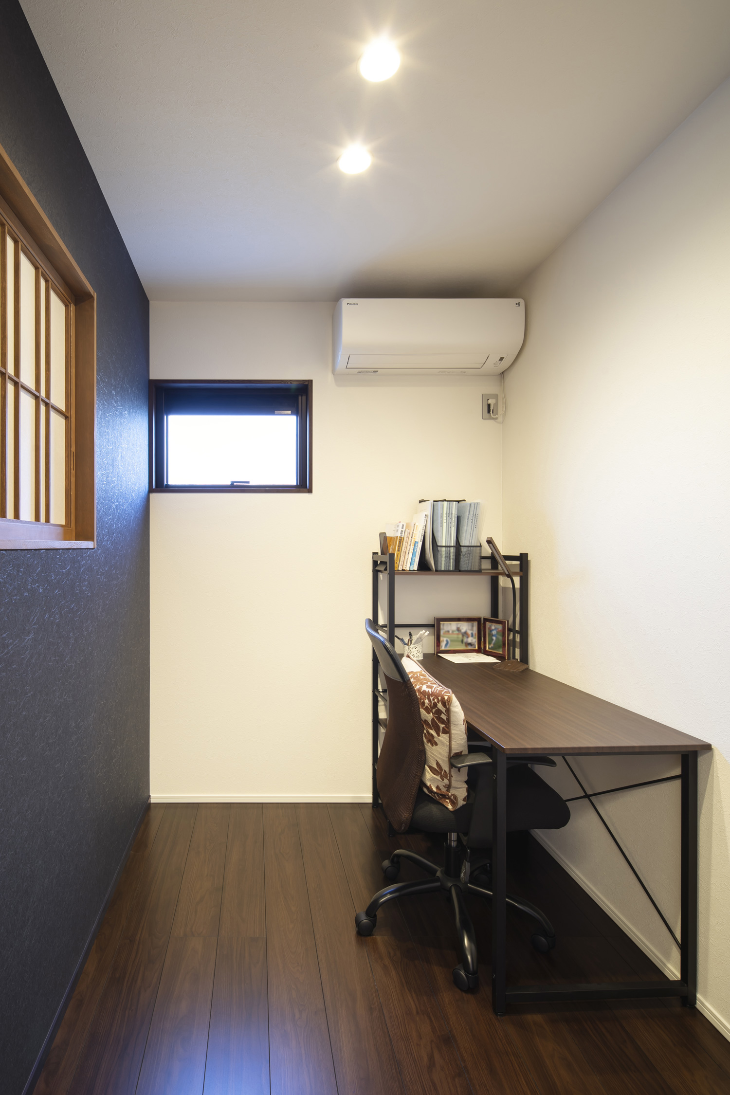 障子のような室内窓があり、ダークブラウンの机が壁に付けられた書斎・デザイン住宅 注文住宅・デザイン住宅建築実例_『CASE644 Oasis』_書斎