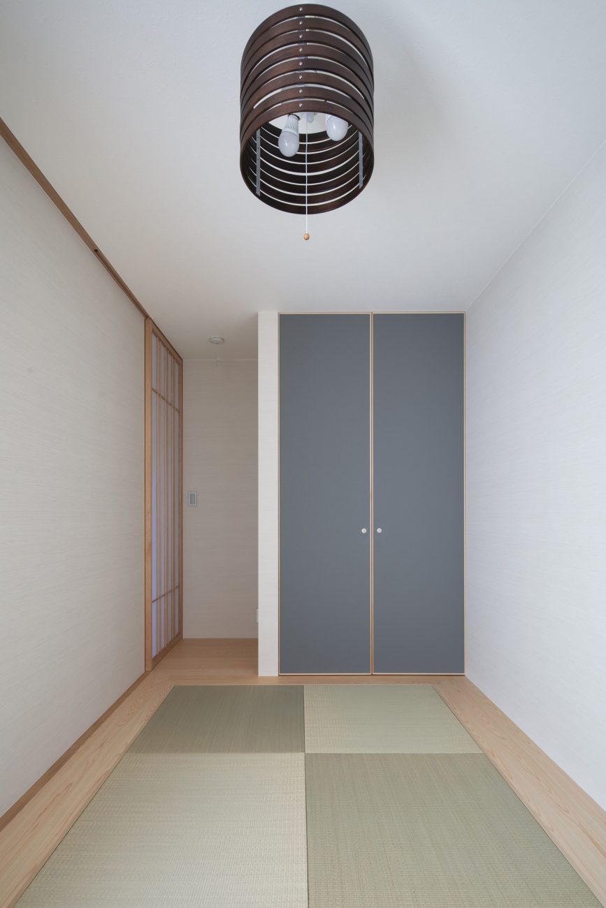 グレーの収納扉がある琉球畳の和室・デザイン住宅 注文住宅・デザイン住宅建築実例_『CASE644 Oasis』_和室