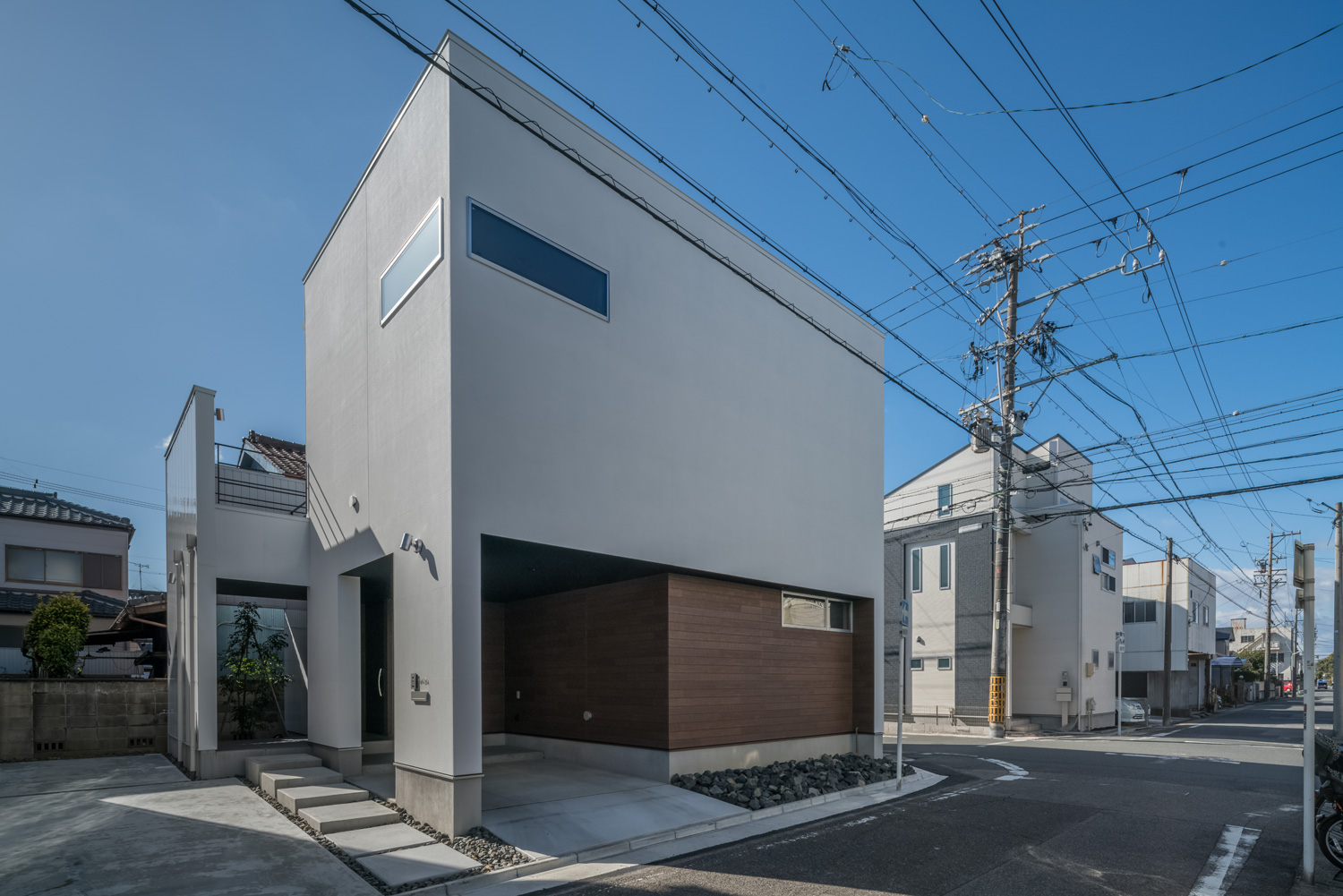 壁の一部が木目になった、スリット窓のある住宅の外観・デザイン住宅 注文住宅・デザイン住宅建築実例_『CASE645 フレームハウス』_外観