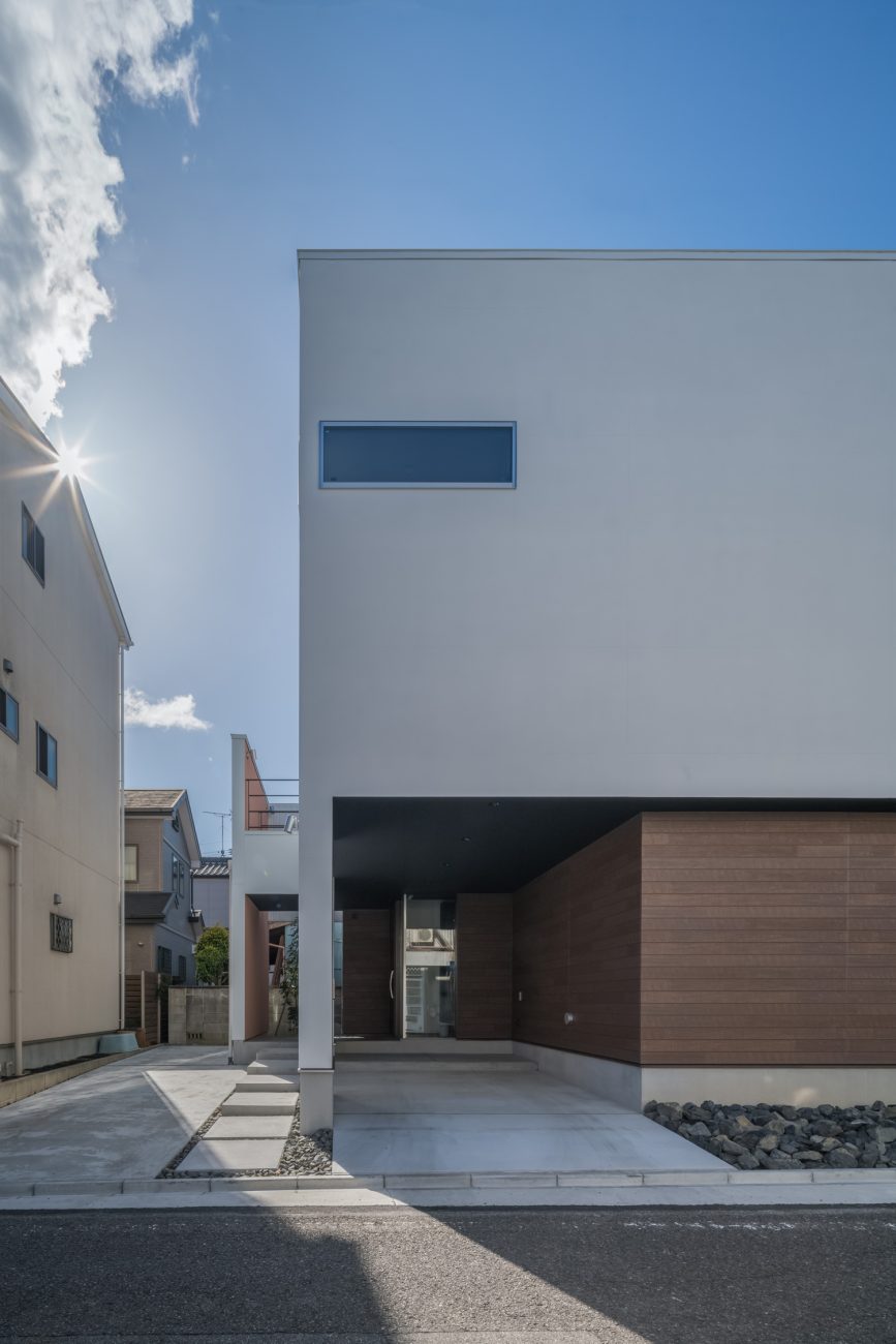 インナーガレージの奥にある玄関ポーチ・デザイン住宅 注文住宅・デザイン住宅建築実例_『CASE645 フレームハウス』_外観