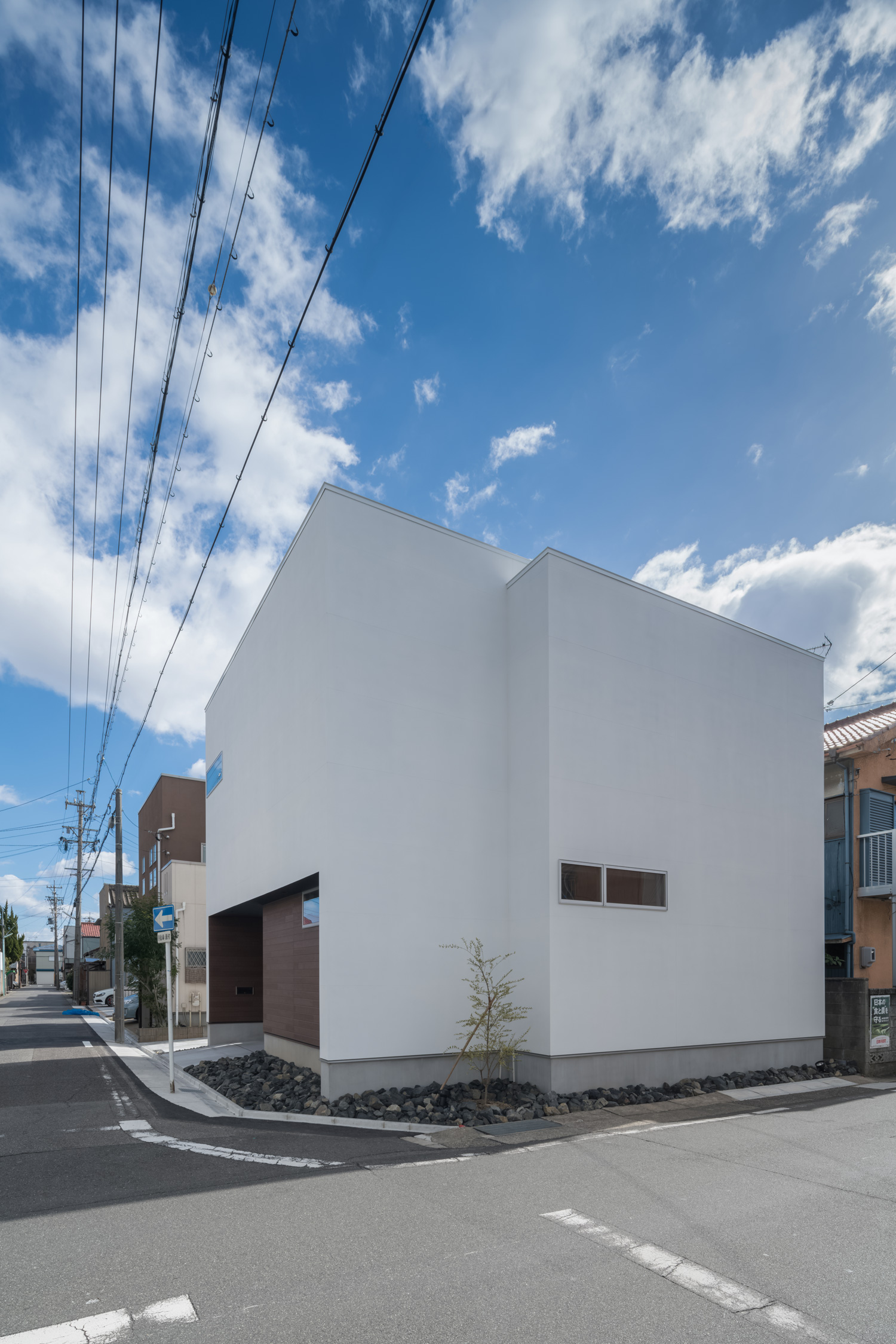 角地に建つ白い外壁の住宅・デザイン住宅 注文住宅・デザイン住宅建築実例_『CASE645 フレームハウス』_外観