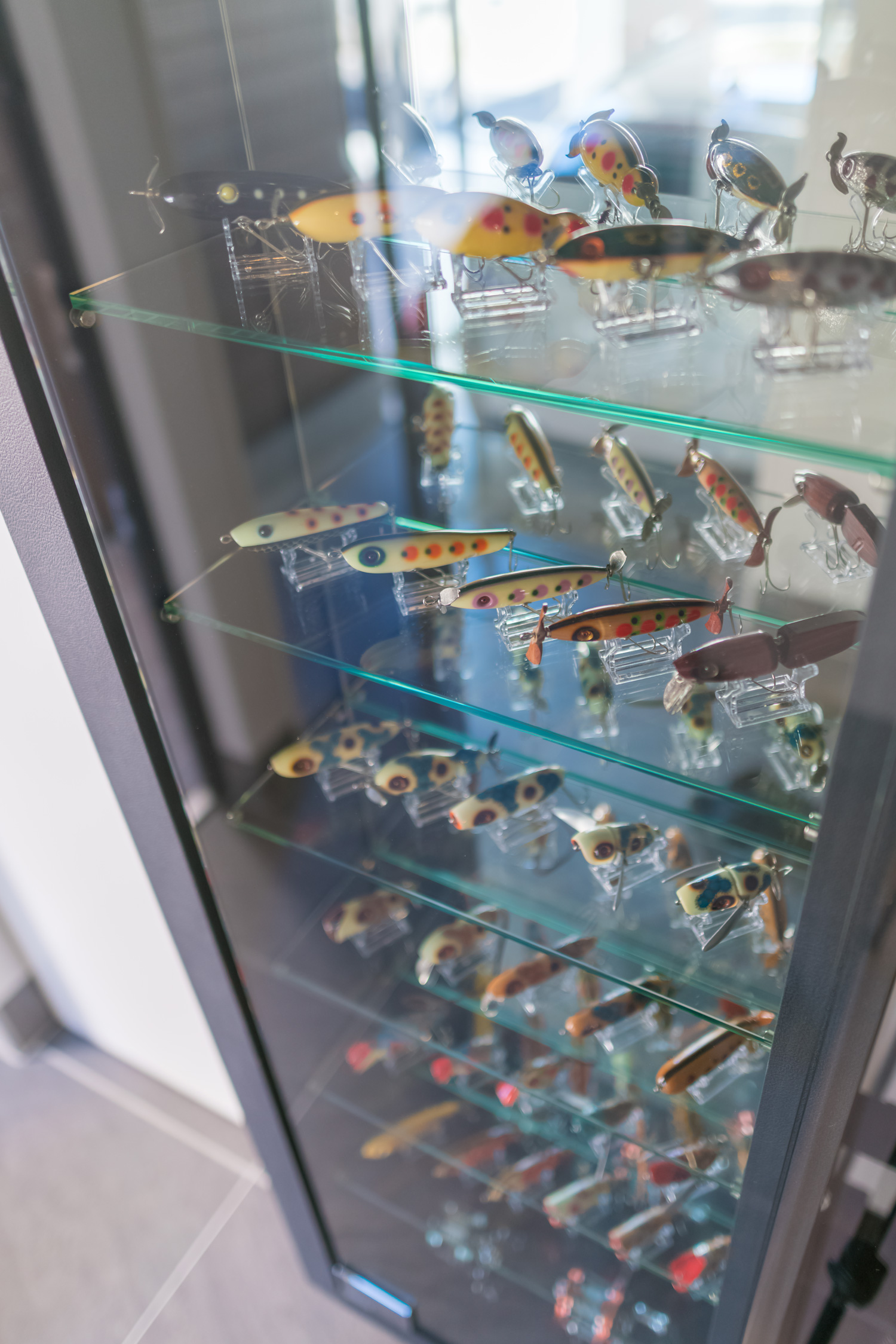 様々な種類のルアーが飾られたガラスケース・デザイン住宅 注文住宅・デザイン住宅建築実例_『CASE645 フレームハウス』_玄関