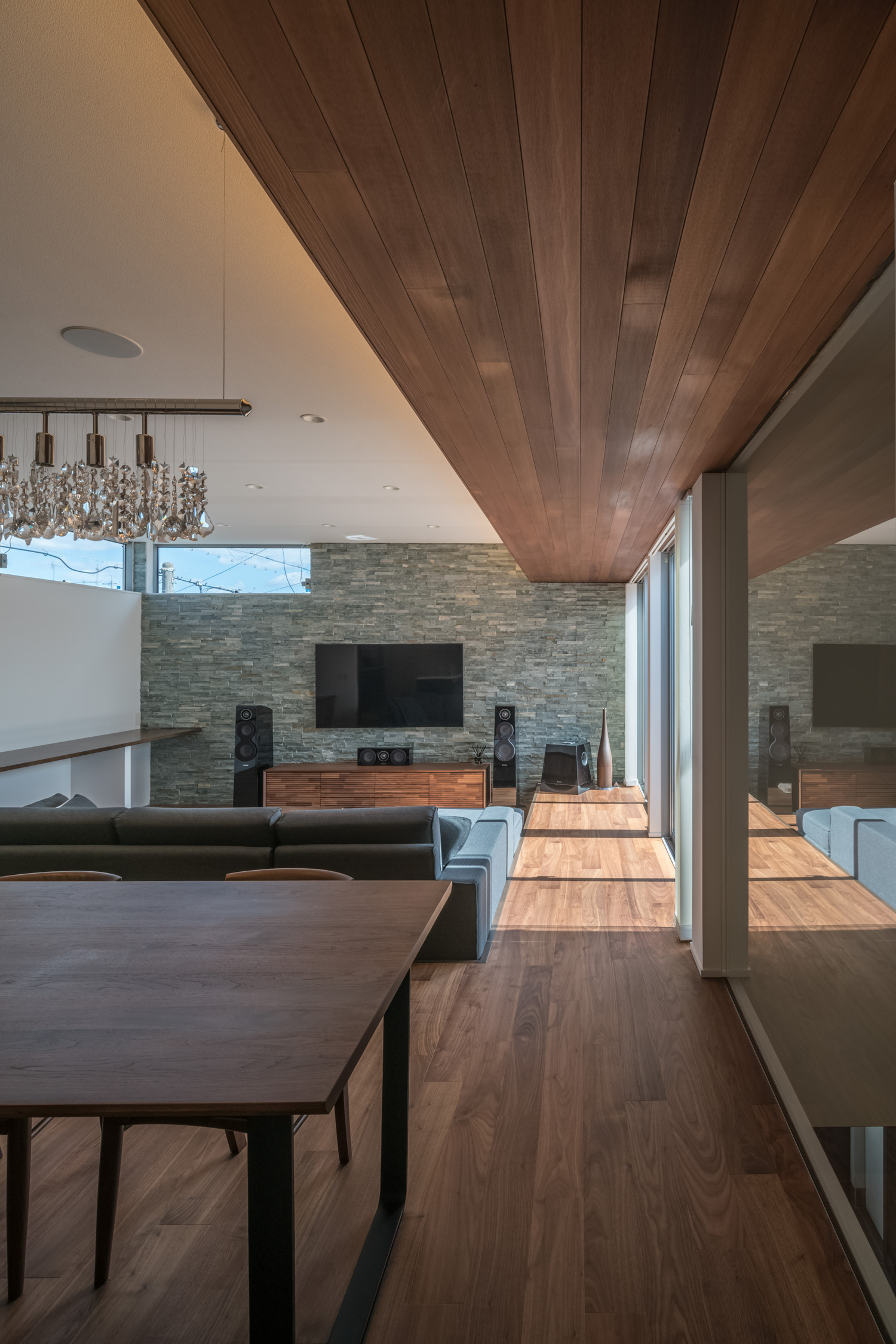 窓際を木目の下がり天井としたLDK・デザイン住宅 注文住宅・デザイン住宅建築実例_『CASE645 フレームハウス』_LDK