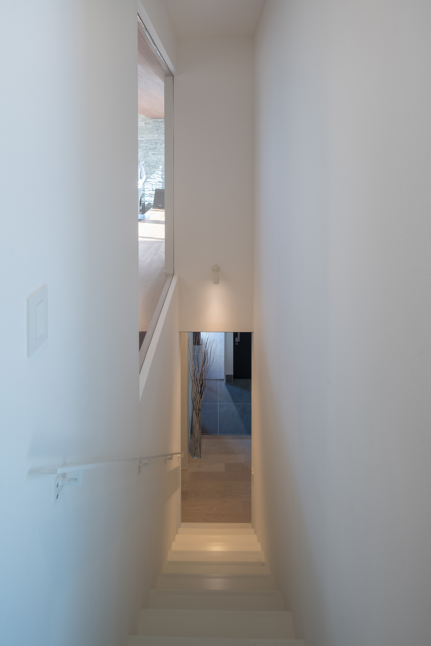 壁に、LDKの様子が見える室内窓を設けた白い箱型階段・デザイン住宅 注文住宅・デザイン住宅建築実例_『CASE645 フレームハウス』_階段