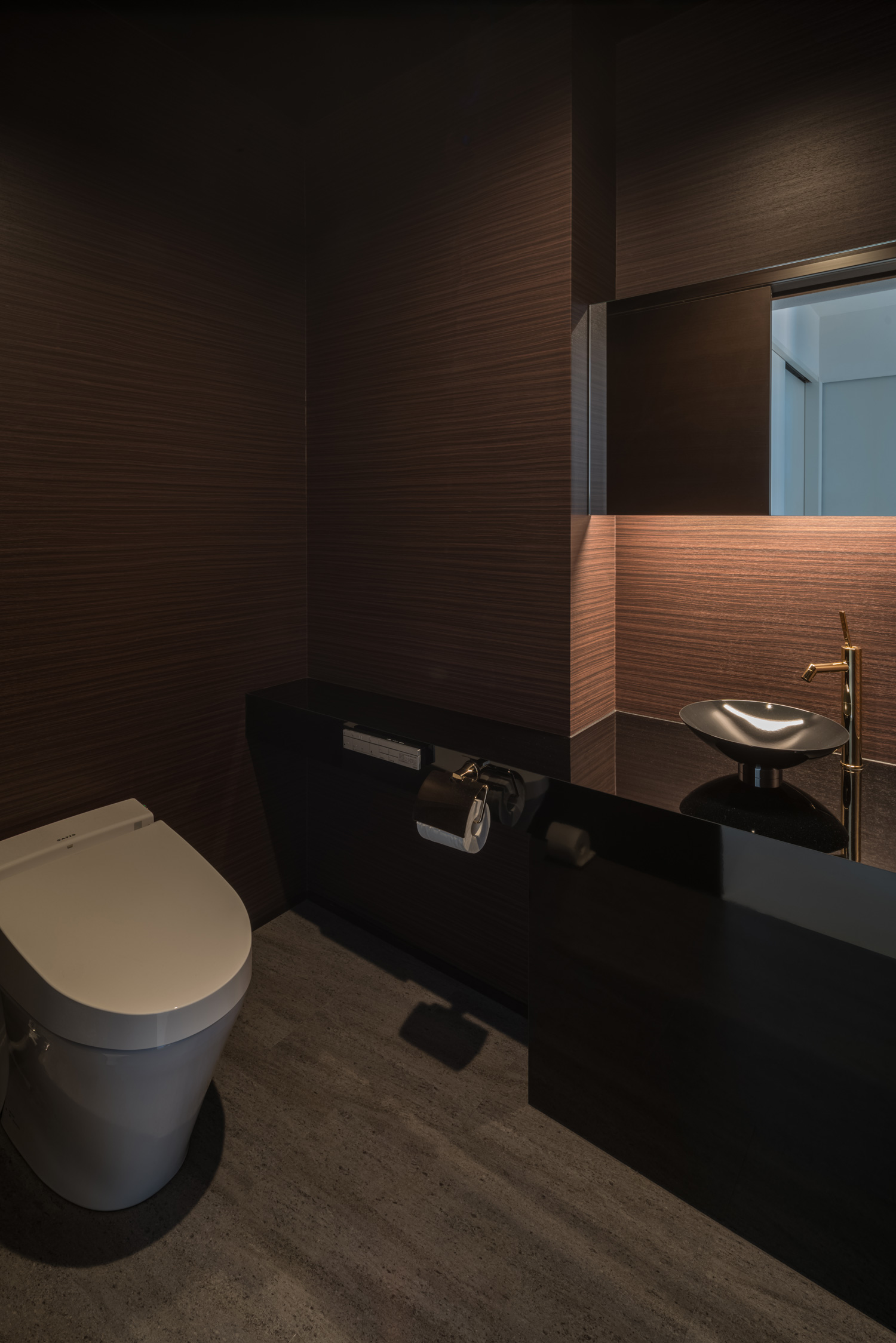 照明と壁紙を暗めにした、手洗いカウンターのあるトイレ・デザイン住宅 注文住宅・デザイン住宅建築実例_『CASE645 フレームハウス』_トイレ