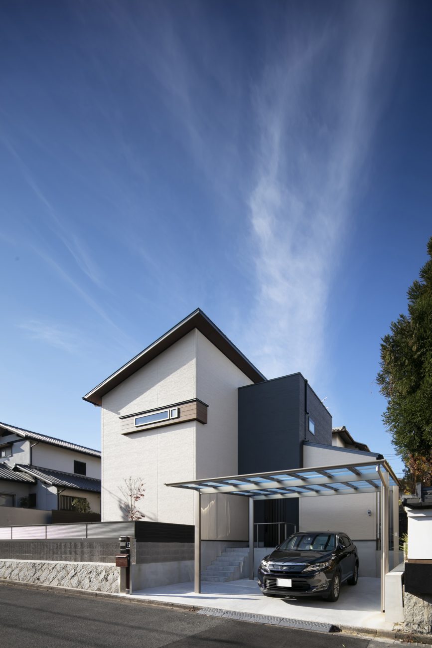 カーポートに黒い車が一台止められた斜め屋根の住宅の外観・デザイン住宅 注文住宅・デザイン住宅建築実例_『CASE644 Oasis』_外観