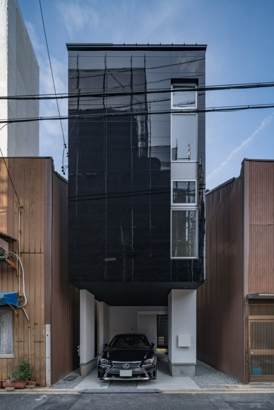 ピアノブラックの鏡面サイディングを採用した外観