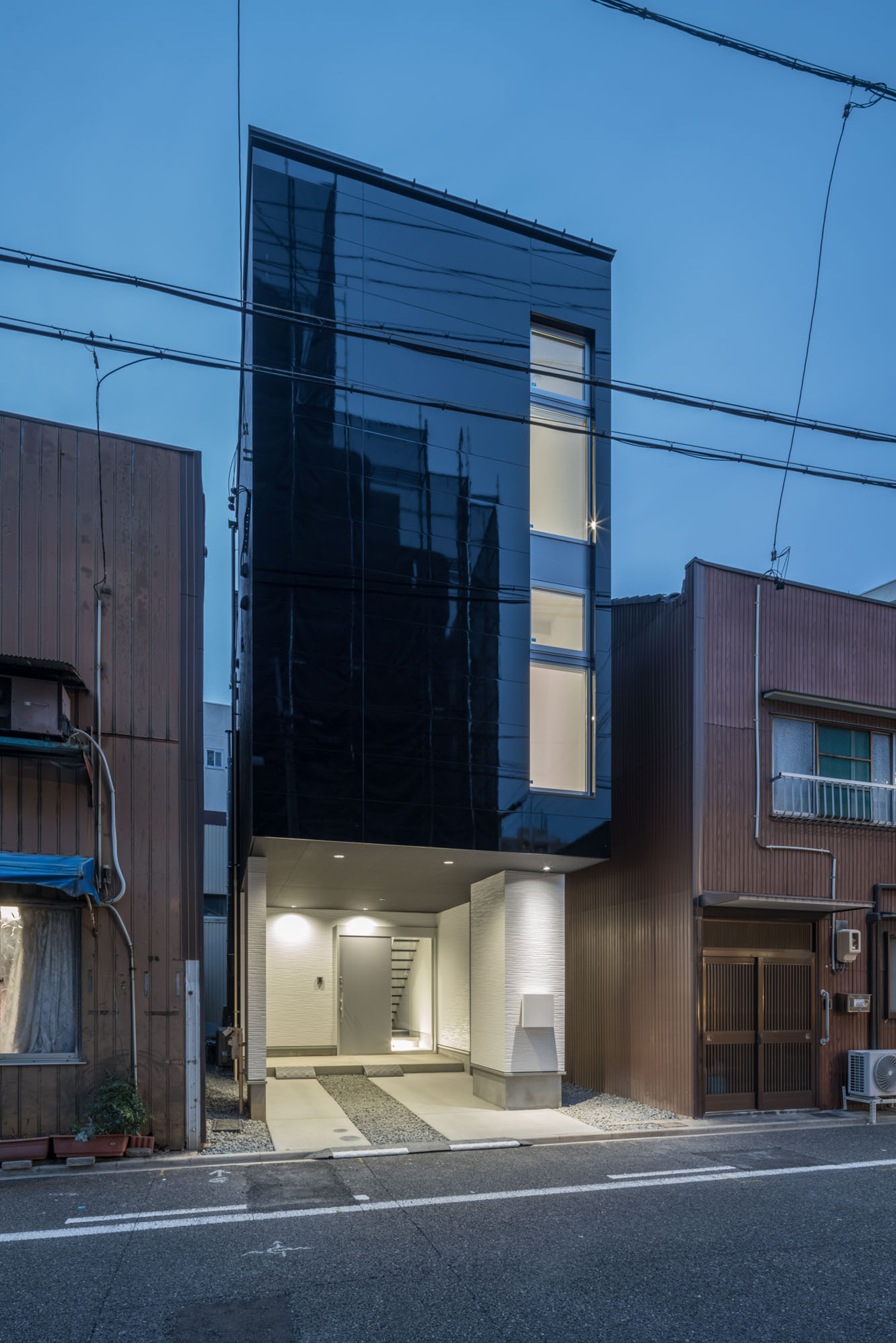 鏡のような黒い外壁にスリット窓が取り付けられた三階建て住宅の外観・デザイン住宅 注文住宅・デザイン住宅建築実例_『CASE646 鏡の家』_外観