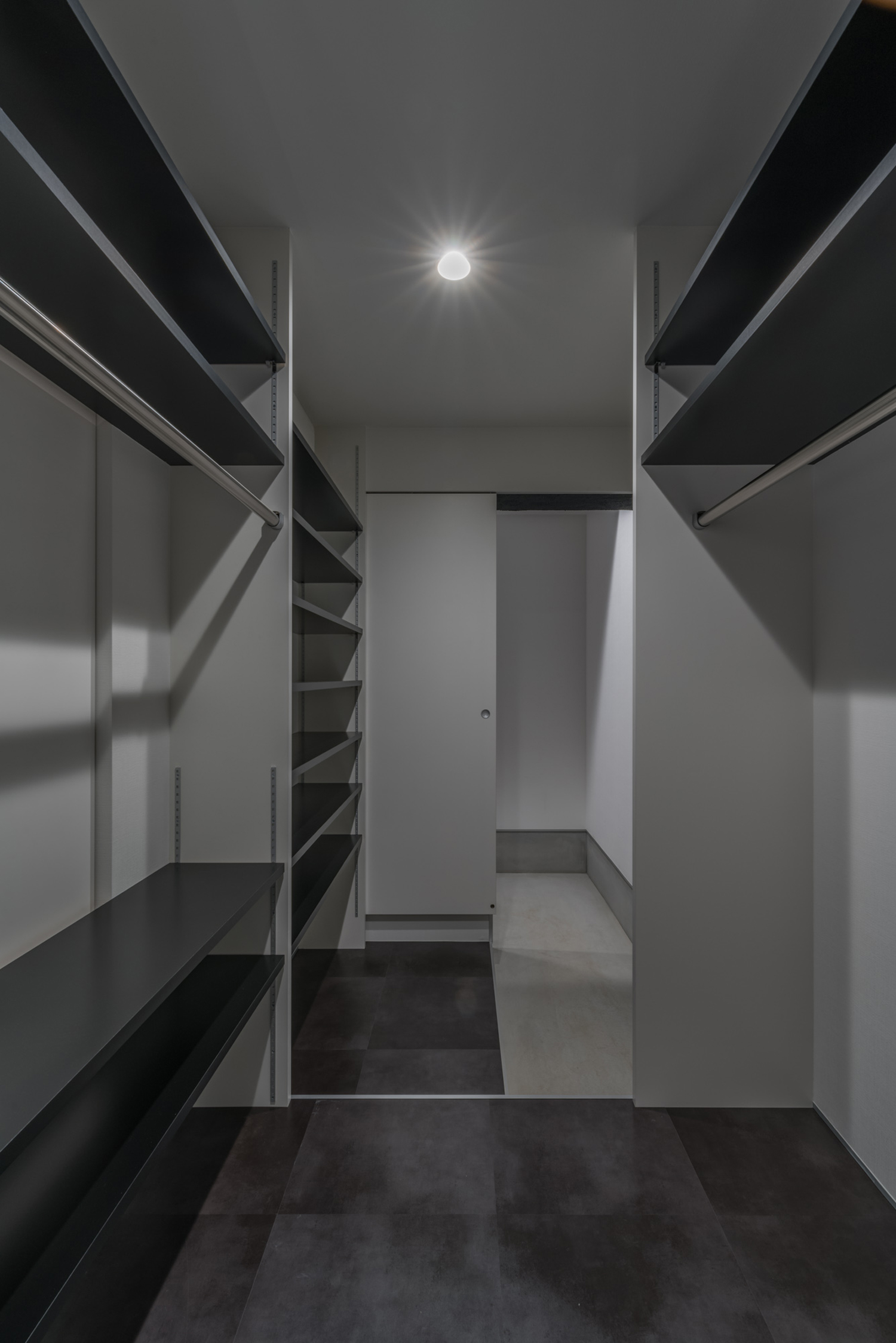 可動棚の他にハンガーラックを設けたシューズインクローゼット・デザイン住宅 注文住宅・デザイン住宅建築実例_『CASE646 鏡の家』_玄関