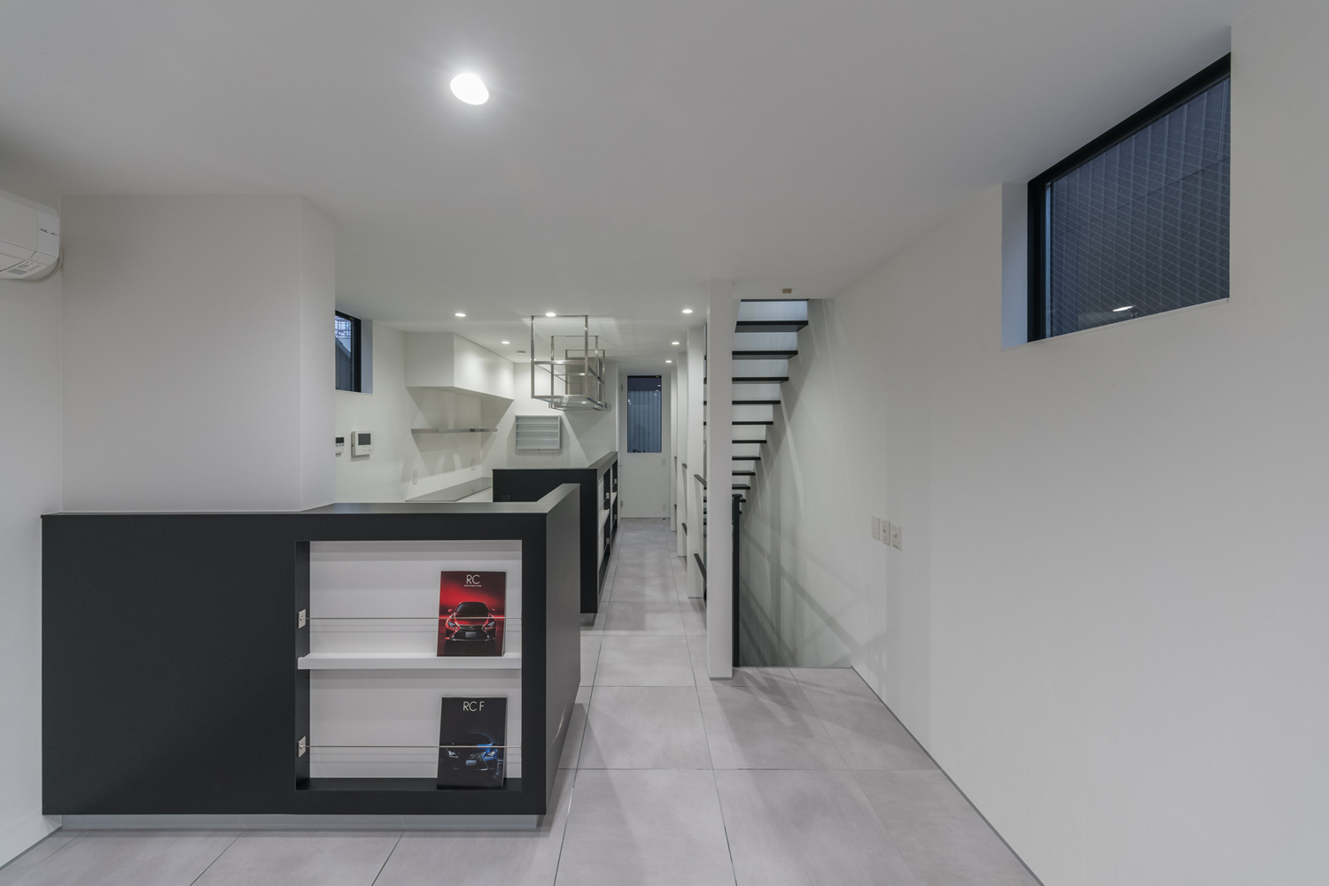 グレーのタイル床で、モノトーンのLDK・デザイン住宅 注文住宅・デザイン住宅建築実例_『CASE646 鏡の家』_LDK